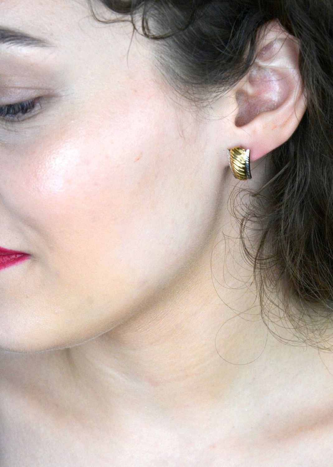 Kolczyki złote zap.ang. grawerowane pr 333, OPK000000-412 Kolczyki złote, wykonane z wysokiej jakości złota próby 333, to subtelna i elegancka biżuteria, która z pewnością doda 1.jpg