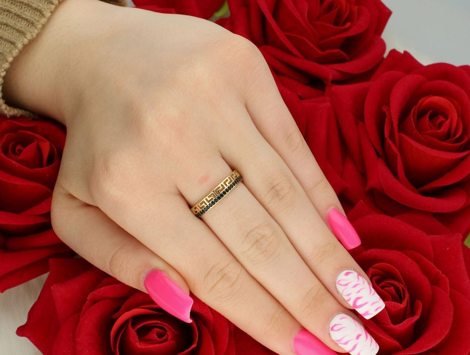 Złoty pierścionek damski próby 585 z czarnymi cyrkoniami i greckim wzorem. Model OPP000000-030, rozmiar 16, waga 1,97 g. Stylowa biżuteria z charakterem.1.jpg