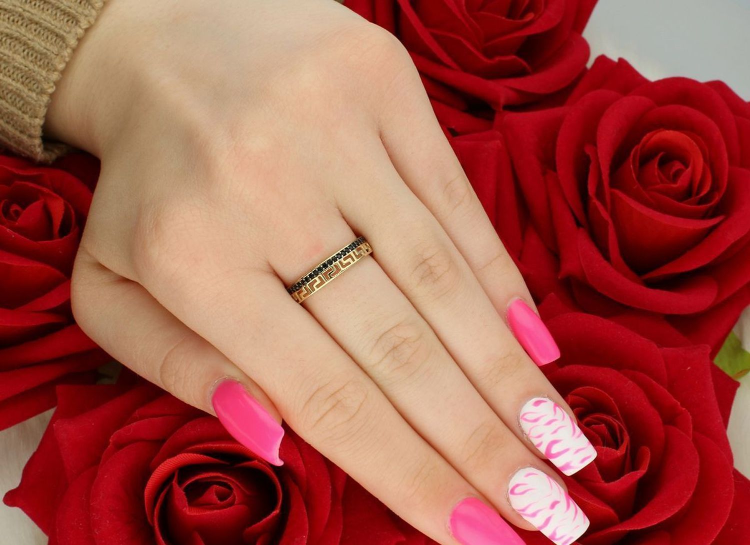 Złoty pierścionek damski próby 585 z czarnymi cyrkoniami i greckim wzorem. Model OPP000000-030, rozmiar 16, waga 1,97 g. Stylowa biżuteria z charakterem.1.jpg