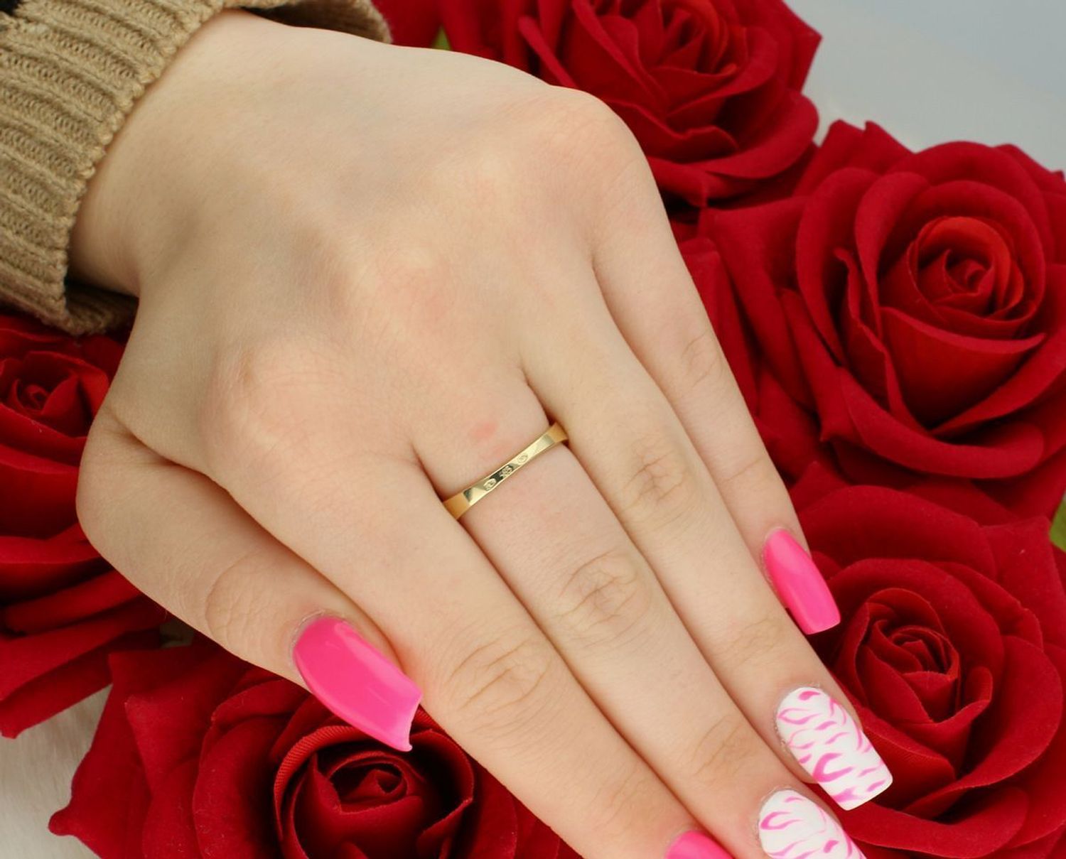 Złoty pierścionek damski próby 585 z czarnymi cyrkoniami i greckim wzorem. Model OPP000000-030, rozmiar 16, waga 1,97 g. Stylowa biżuteria z charakterem.1.jpg