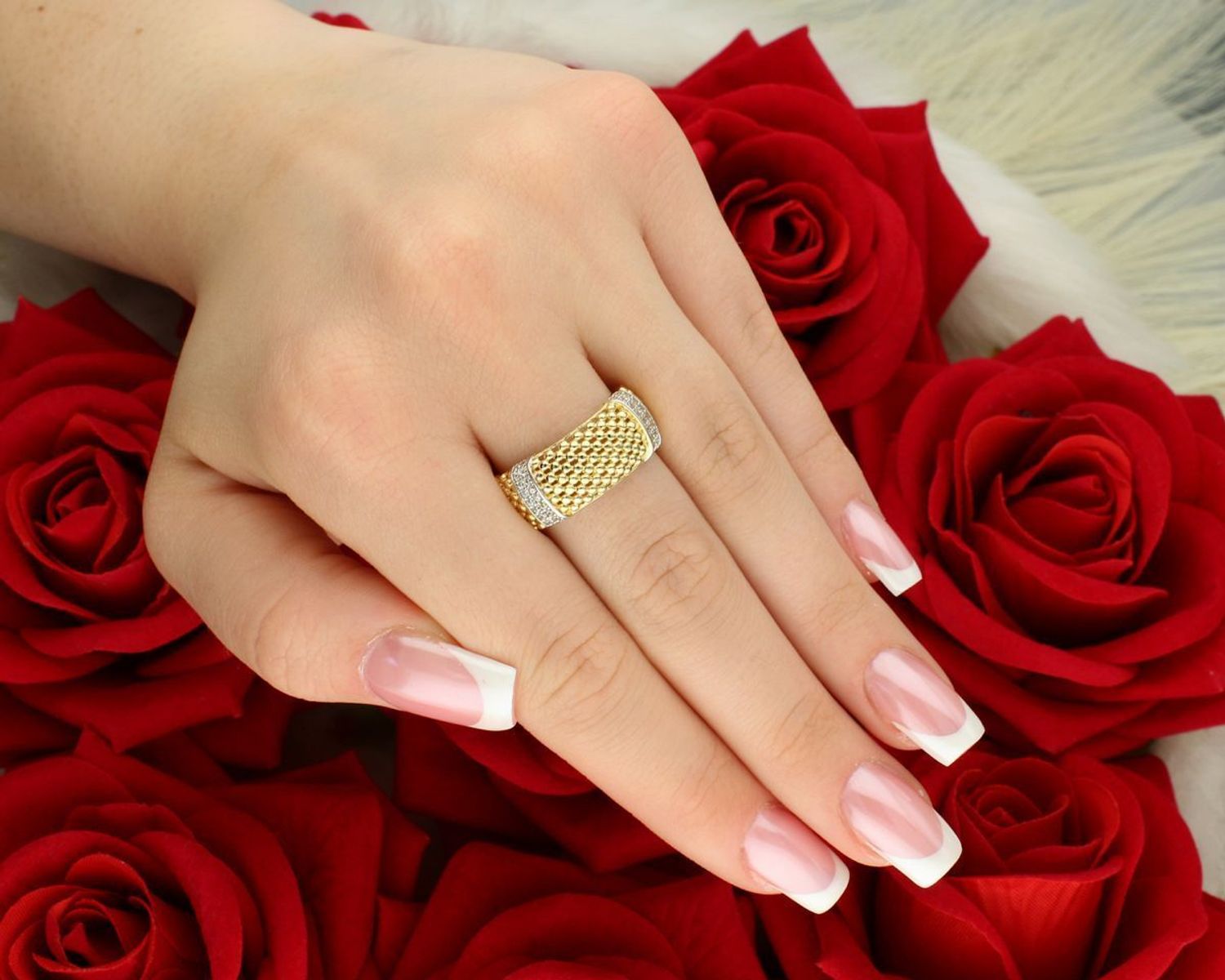 Złoty pierścionek damski z cyrkoniami i siateczką – próba 585  OPP000000-036.jpg