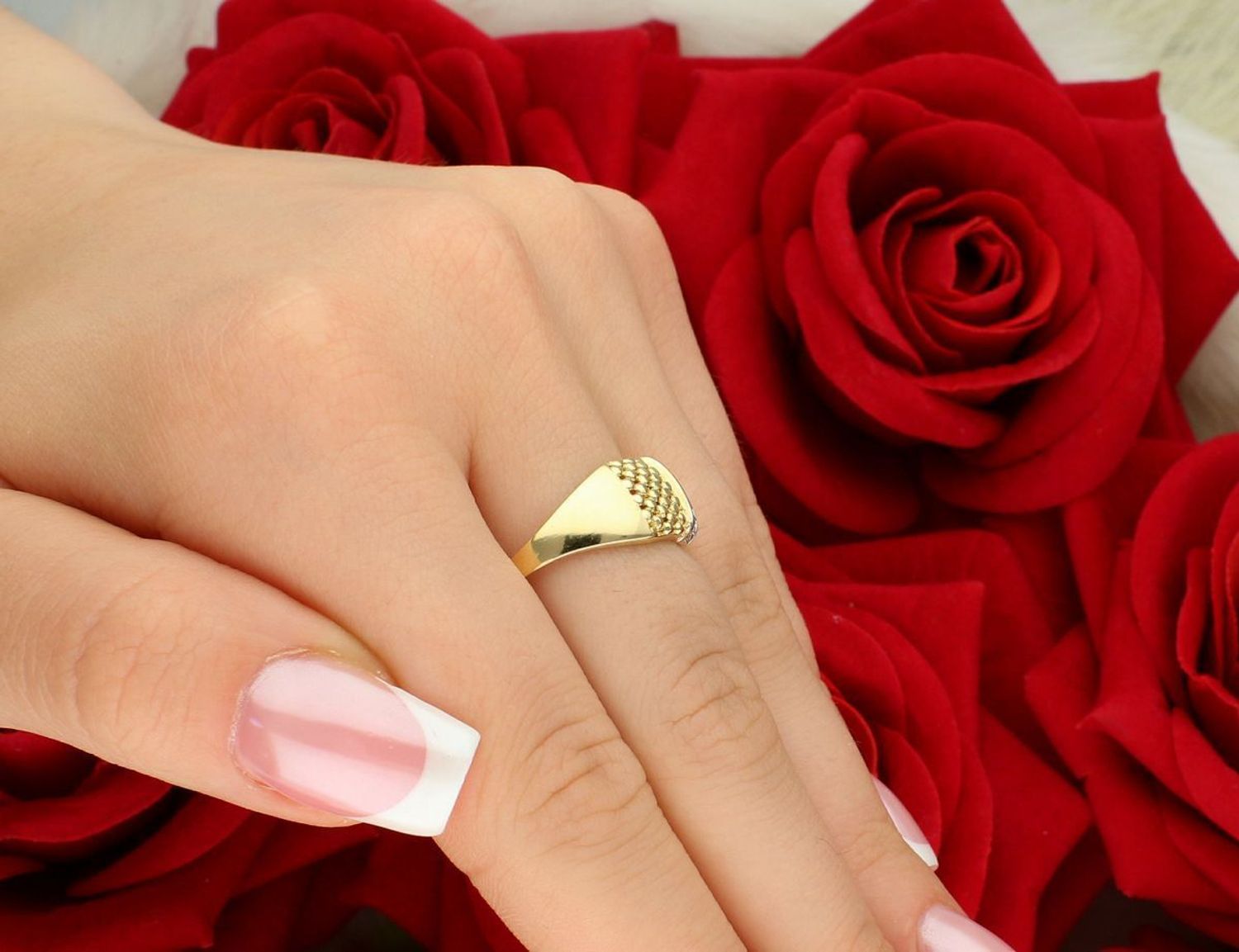 Złoty pierścionek damski z cyrkoniami i siateczką – próba 585  OPP000000-036.jpg