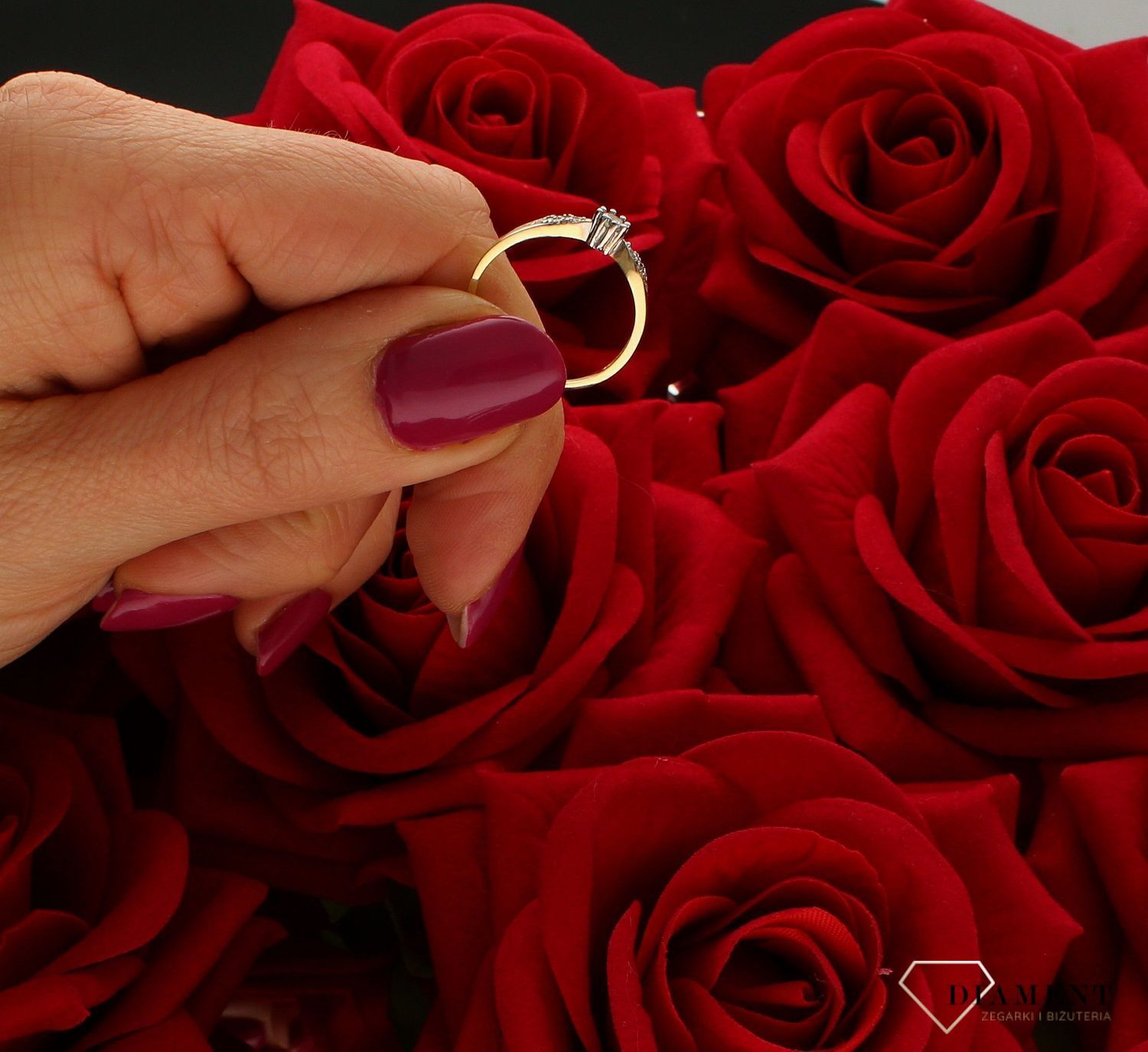 Złoty pierścionek 585 zaręczynowy z cyrkoniami OPP000000-055.  Pierścionek o klasycznym wyglądzie z cyrkoniami po bokach oraz jednej centralnej. Dzięki tej wyjątkowej konstrukcji korony, cyrkonia nabiera dodatkowego blasku, .jpg