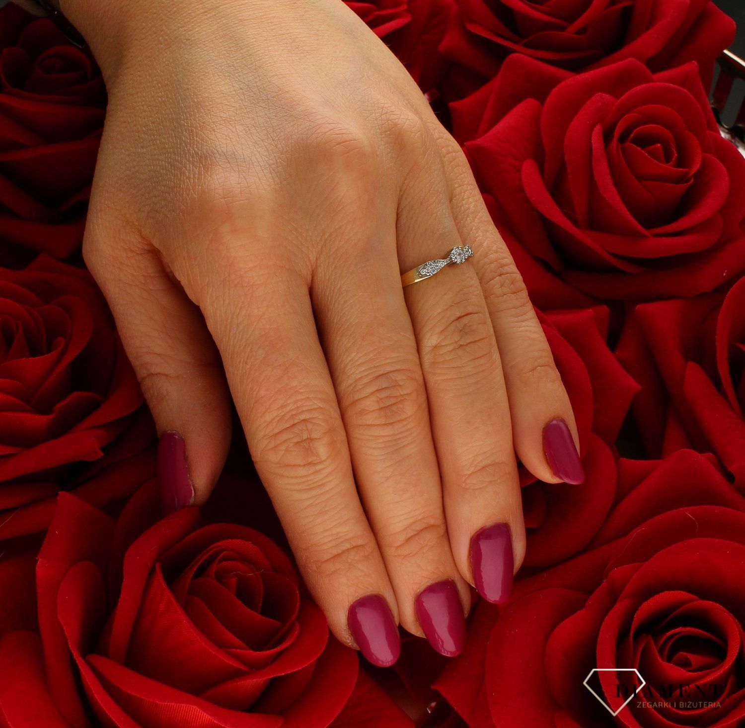 Złoty pierścionek 585 zaręczynowy z cyrkoniami OPP000000-055.  Pierścionek o klasycznym wyglądzie z cyrkoniami po bokach oraz jednej centralnej. Dzięki tej wyjątkowej konstrukcji korony, cyrkonia nabiera dodatkowego blasku, .jpg