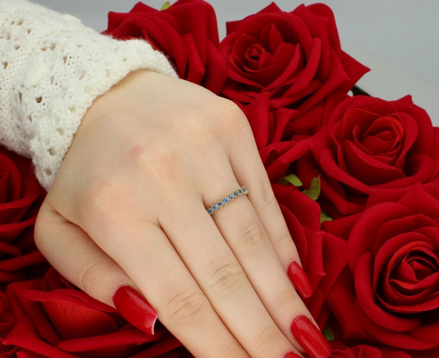 Złoty pierścionek próby 585 z niebieskimi cyrkoniami to delikatna biżuteria o wyrazistym charakterze. Elegancki, lekki i idealny na prezent. Sprawdź!1.jpg