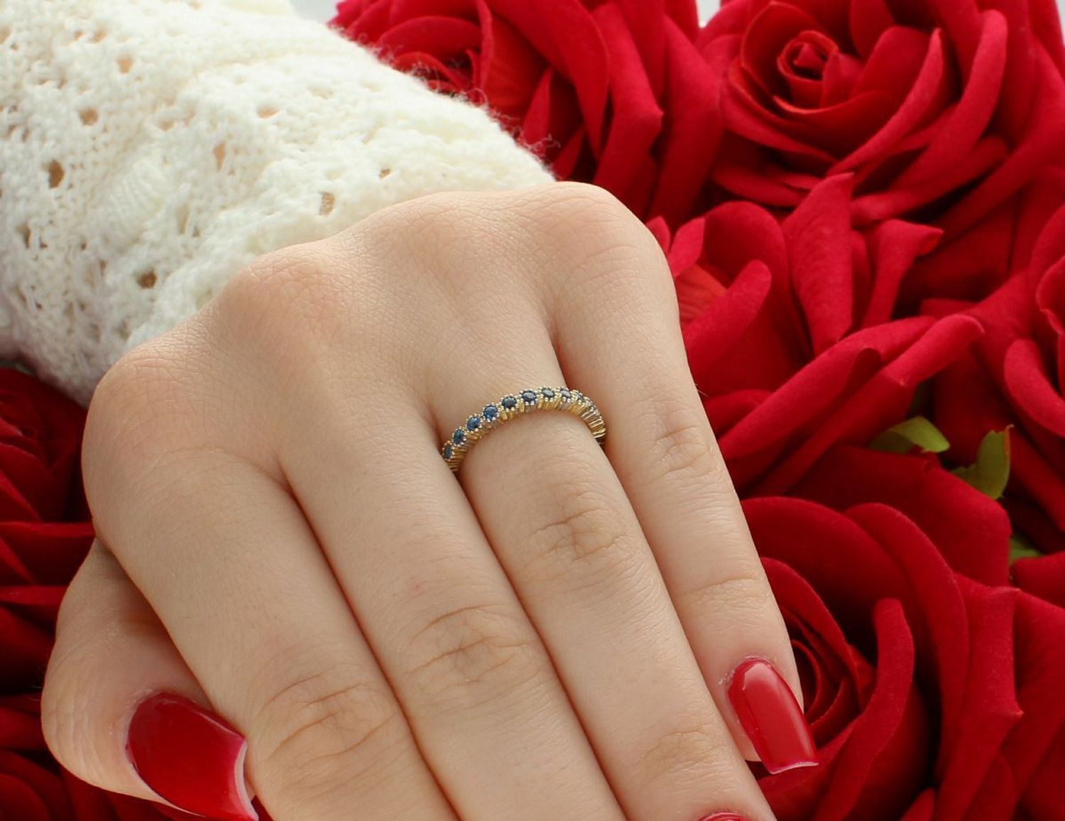 Złoty pierścionek próby 585 z niebieskimi cyrkoniami to delikatna biżuteria o wyrazistym charakterze. Elegancki, lekki i idealny na prezent. Sprawdź!1.jpg