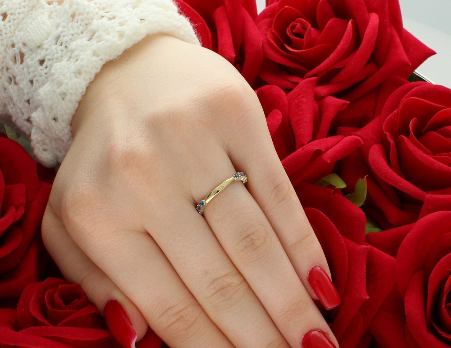 Złoty pierścionek próby 585 z niebieskimi cyrkoniami to delikatna biżuteria o wyrazistym charakterze. Elegancki, lekki i idealny na prezent. Sprawdź!1.jpg