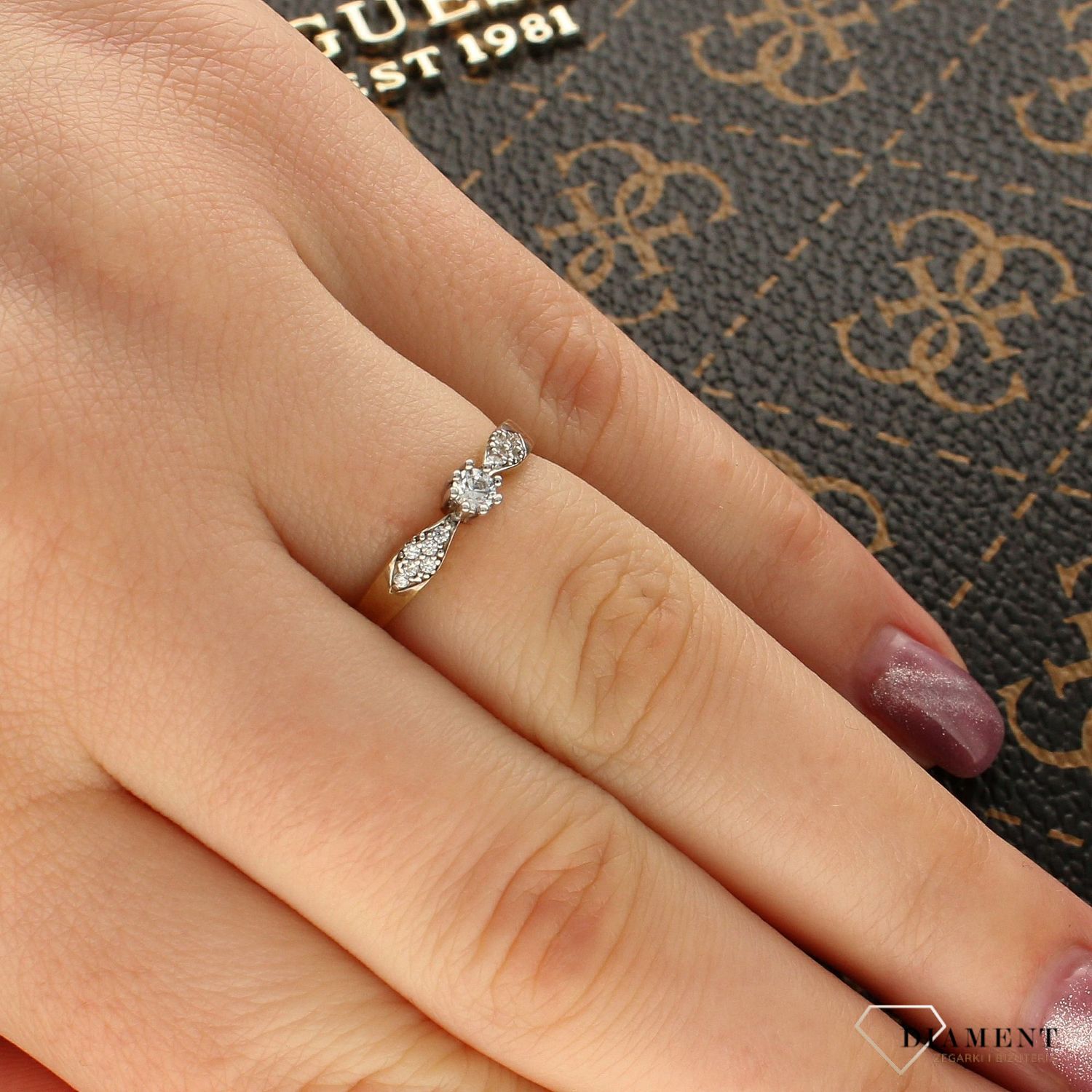 Złoty pierścionek zaręczynowy z cyrkonią OPP000000-082.jpg