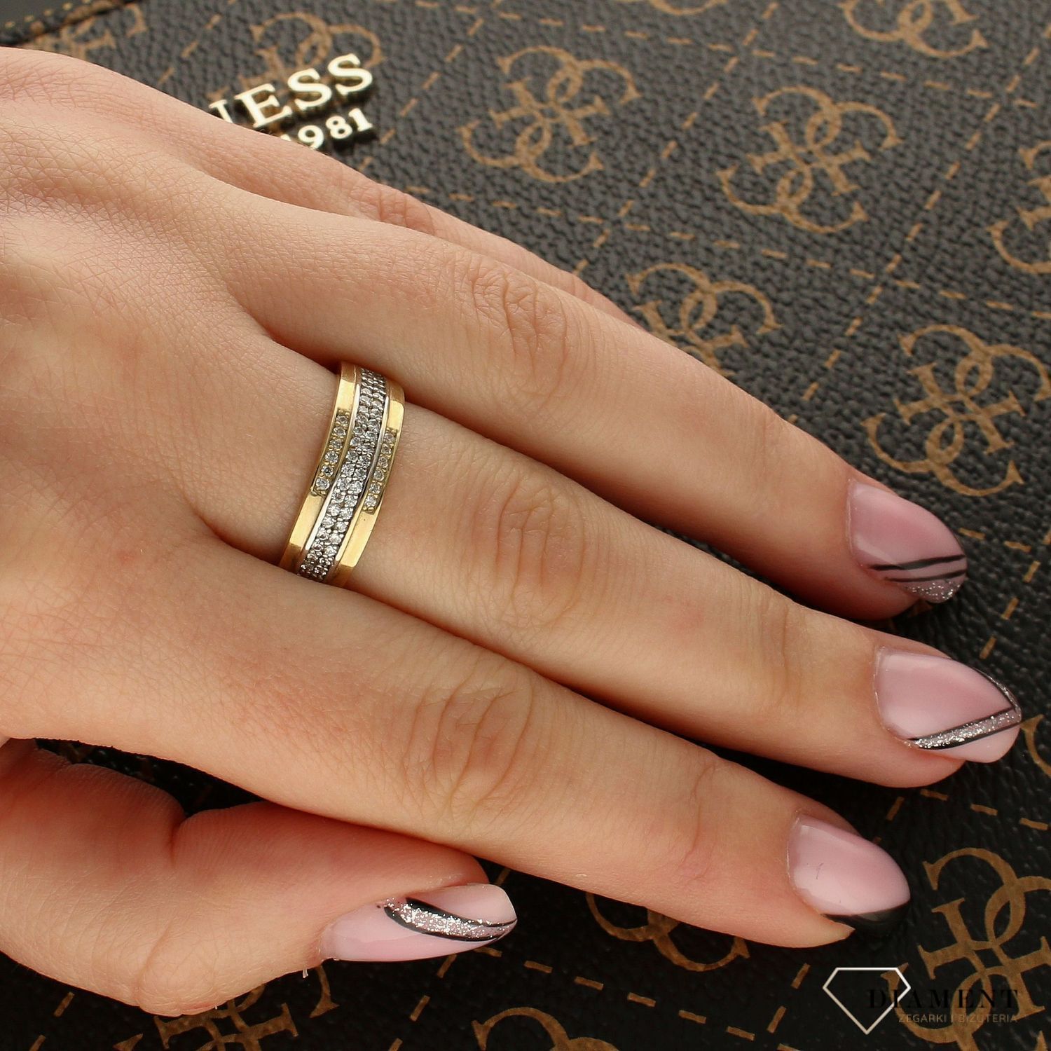 Złoty pierścionek szeroka obrączka pasmo cyrkonii OPP000000-084.jpg