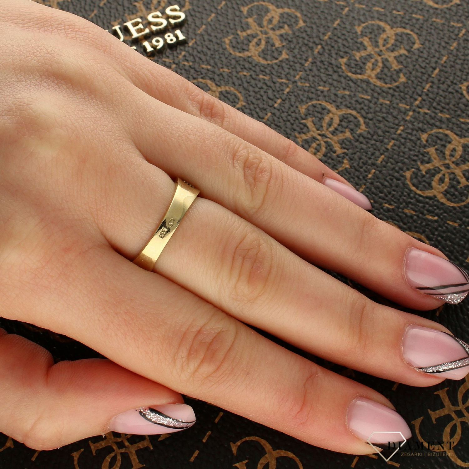 Złoty pierścionek szeroka obrączka pasmo cyrkonii OPP000000-084.jpg