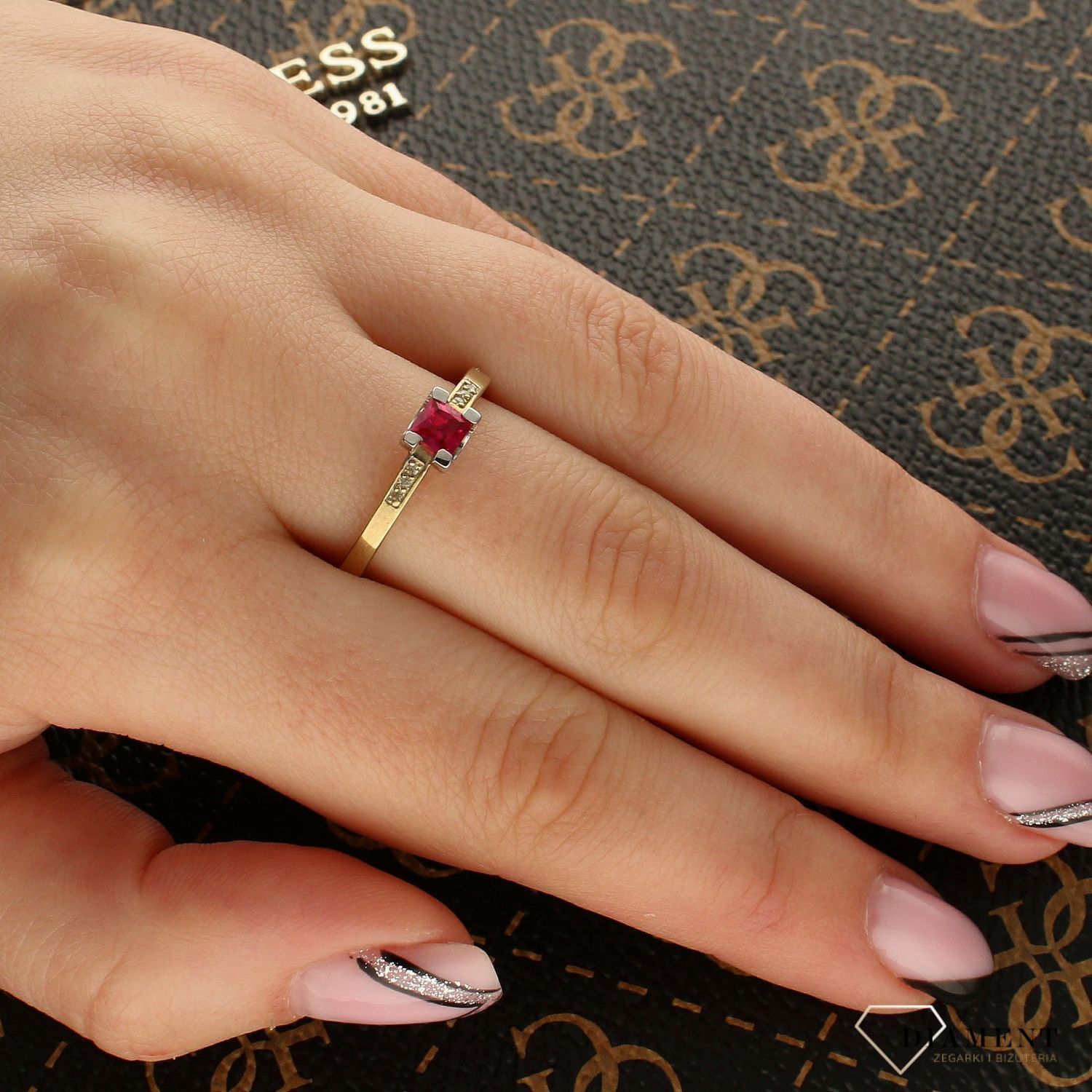 Złoty pierścionek zaręczynowy z czerwoną cyrkonią OPP000000-085.jpg
