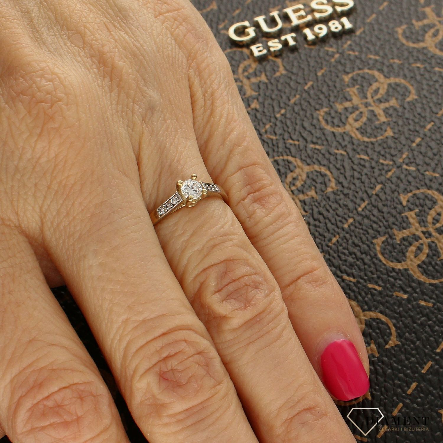 Złoty pierścionek zaręczynowy z cyrkoniami OPP000000-088.jpg