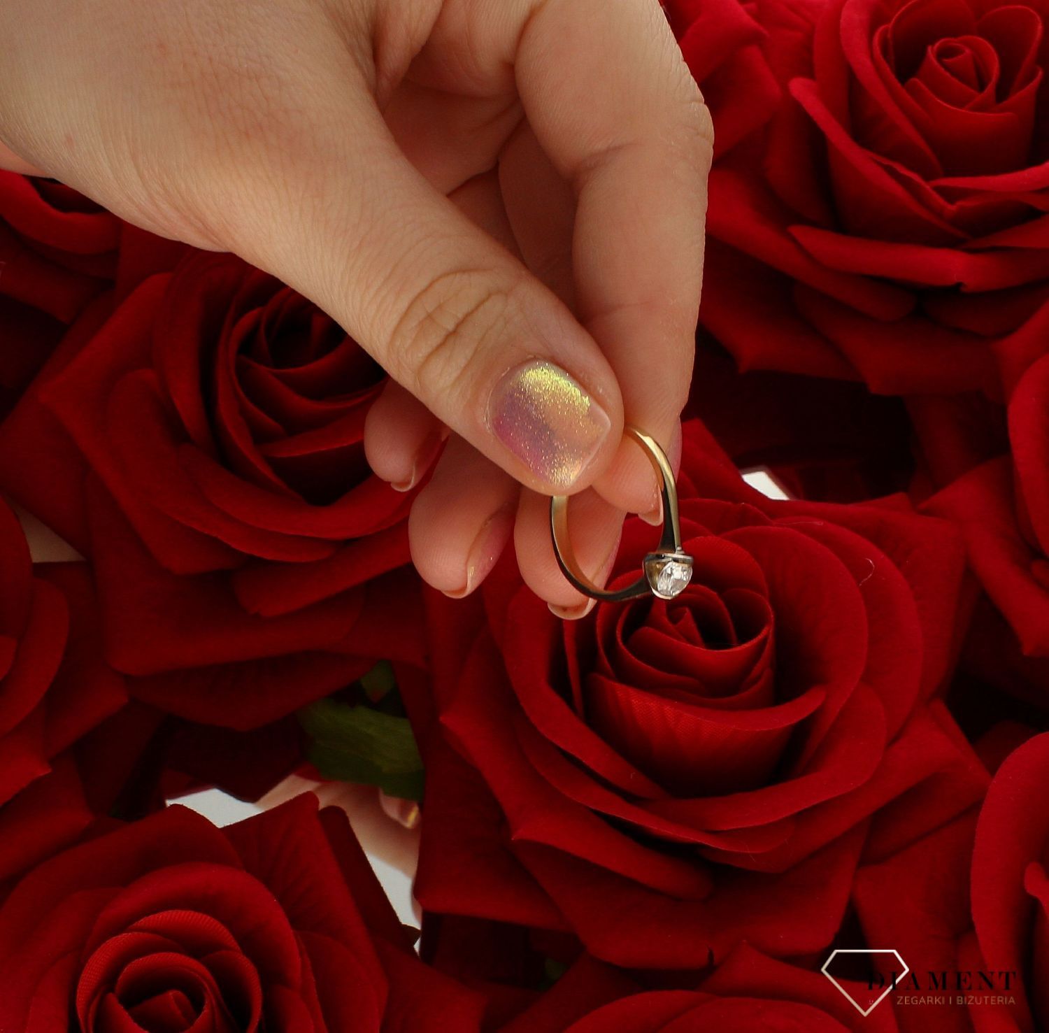 Złoty pierścionek damski 585 zaręczynowy wzór rozmiar 16 OPP000000-119 to złoty damski pierścionek wykonany z wysokiej próby żółtego złota 585. Idealna biała cyrkonia we wzorze zaręczynowym nadają pierścionkowi nowoczesnego  (4).jpg