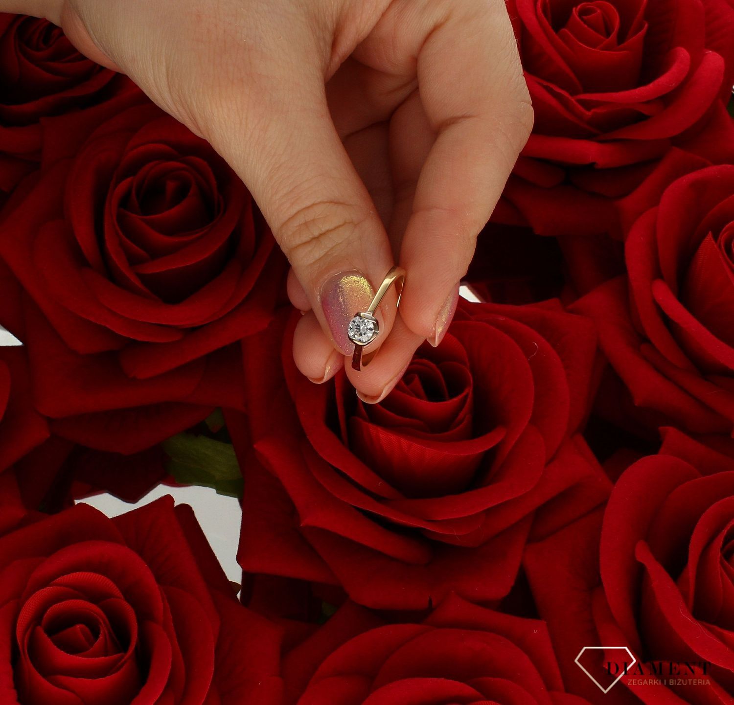 Złoty pierścionek damski 585 zaręczynowy wzór rozmiar 16 OPP000000-119 to złoty damski pierścionek wykonany z wysokiej próby żółtego złota 585. Idealna biała cyrkonia we wzorze zaręczynowym nadają pierścionkowi nowoczesnego  (4).jpg