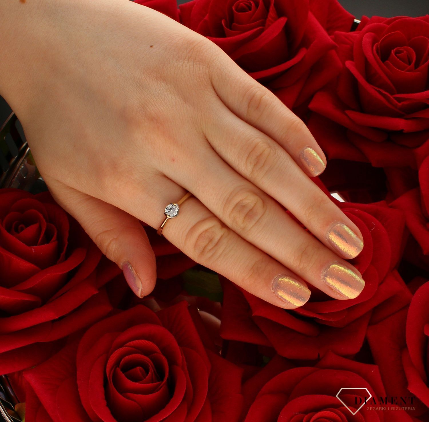 Złoty pierścionek damski 585 zaręczynowy wzór rozmiar 16 OPP000000-119 to złoty damski pierścionek wykonany z wysokiej próby żółtego złota 585. Idealna biała cyrkonia we wzorze zaręczynowym nadają pierścionkowi nowoczesnego  (4).jpg