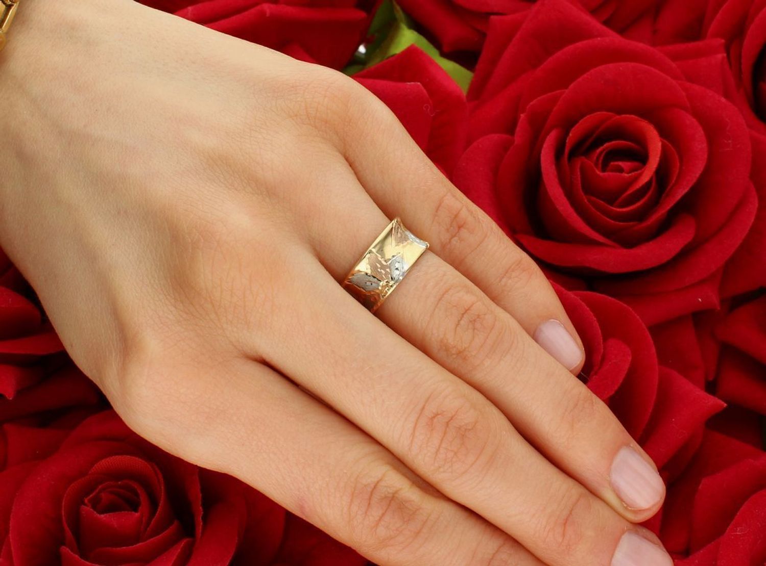 Złoty pierścionek obrączka z trzema kolorami złota próba 333, OPP000000-148. Pierścionek obrączka zaokrąglona w trzech kolorach złota to piękny i elegancki wybór, k1.jpg