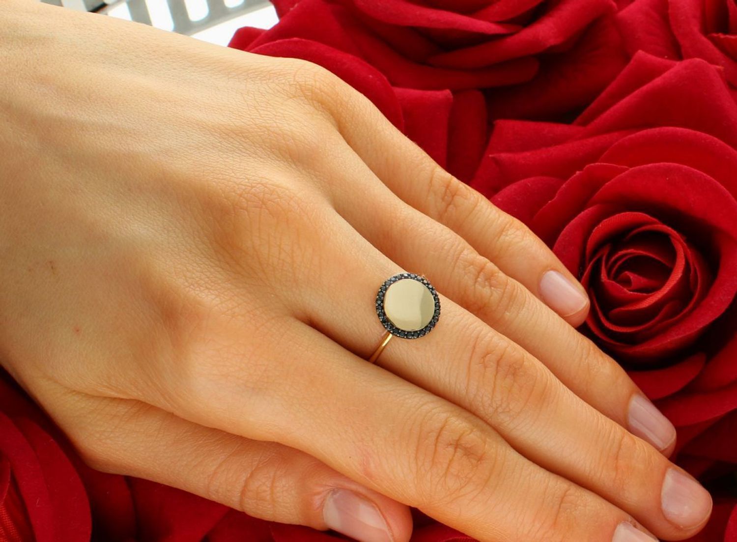 Złoty pierścionek damski 585 z motywem koła z czarnymi cyrkoniami OPP000000-195 Złoty pierścionek damski 585 to wyjątkowa biżuteria, która 1.jpg