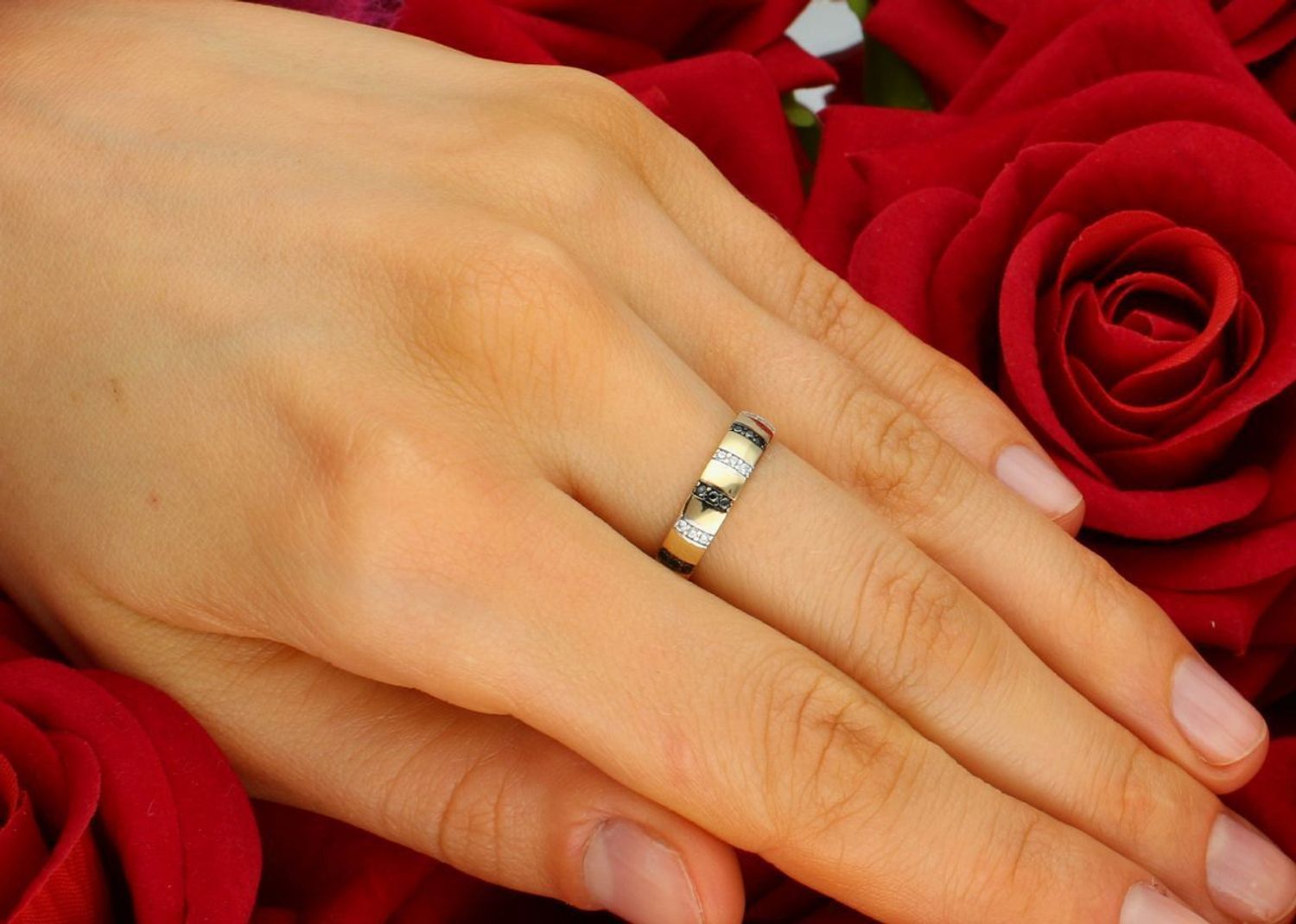 Złoty pierścionek damski 585 Obrączka z paskami z cyrkonii. Pierścionek wykonany z 14 karatowego złota. Złota obrączka z pionowymi rzędami białych i czarnych cyrkonii.1.jpg