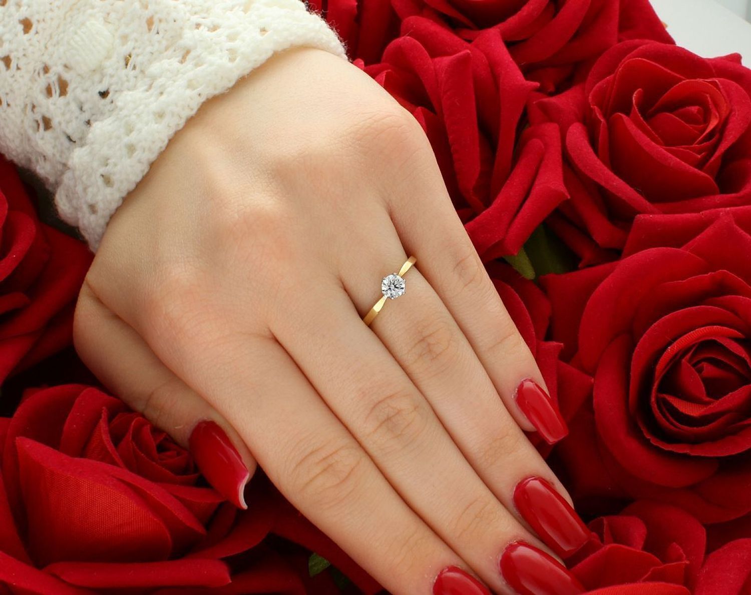 Złoty pierścionek damski próby 585 z cyrkonią, idealny na zaręczyny. Waga 1,81 g, szerokość elementu ozdobnego 5 mm, szerokość szyny 2 mm. Elegancka biżuteria na wyjątkowe chwile.1.jpg