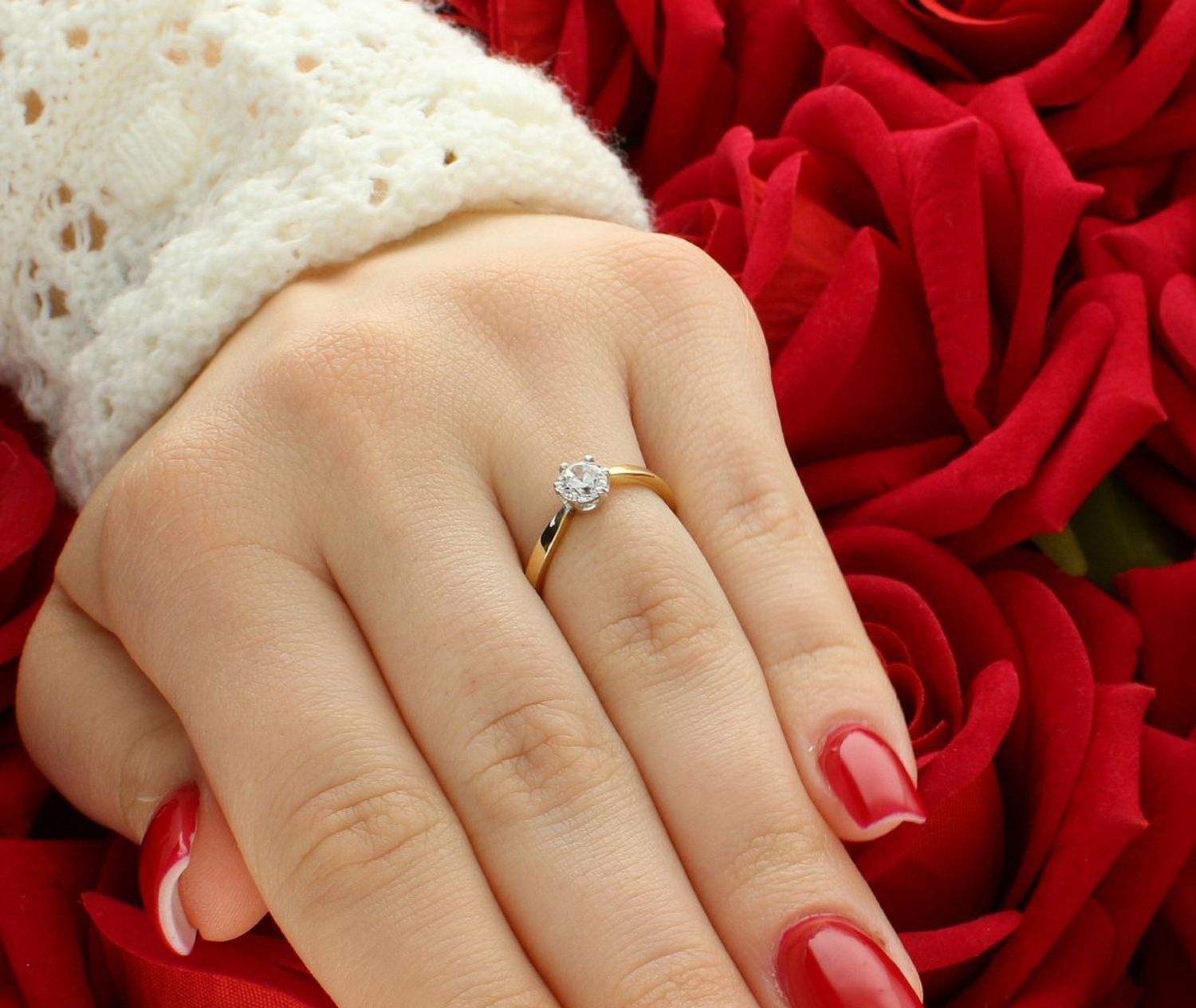 Złoty pierścionek damski próby 585 z cyrkonią, idealny na zaręczyny. Waga 1,81 g, szerokość elementu ozdobnego 5 mm, szerokość szyny 2 mm. Elegancka biżuteria na wyjątkowe chwile.1.jpg