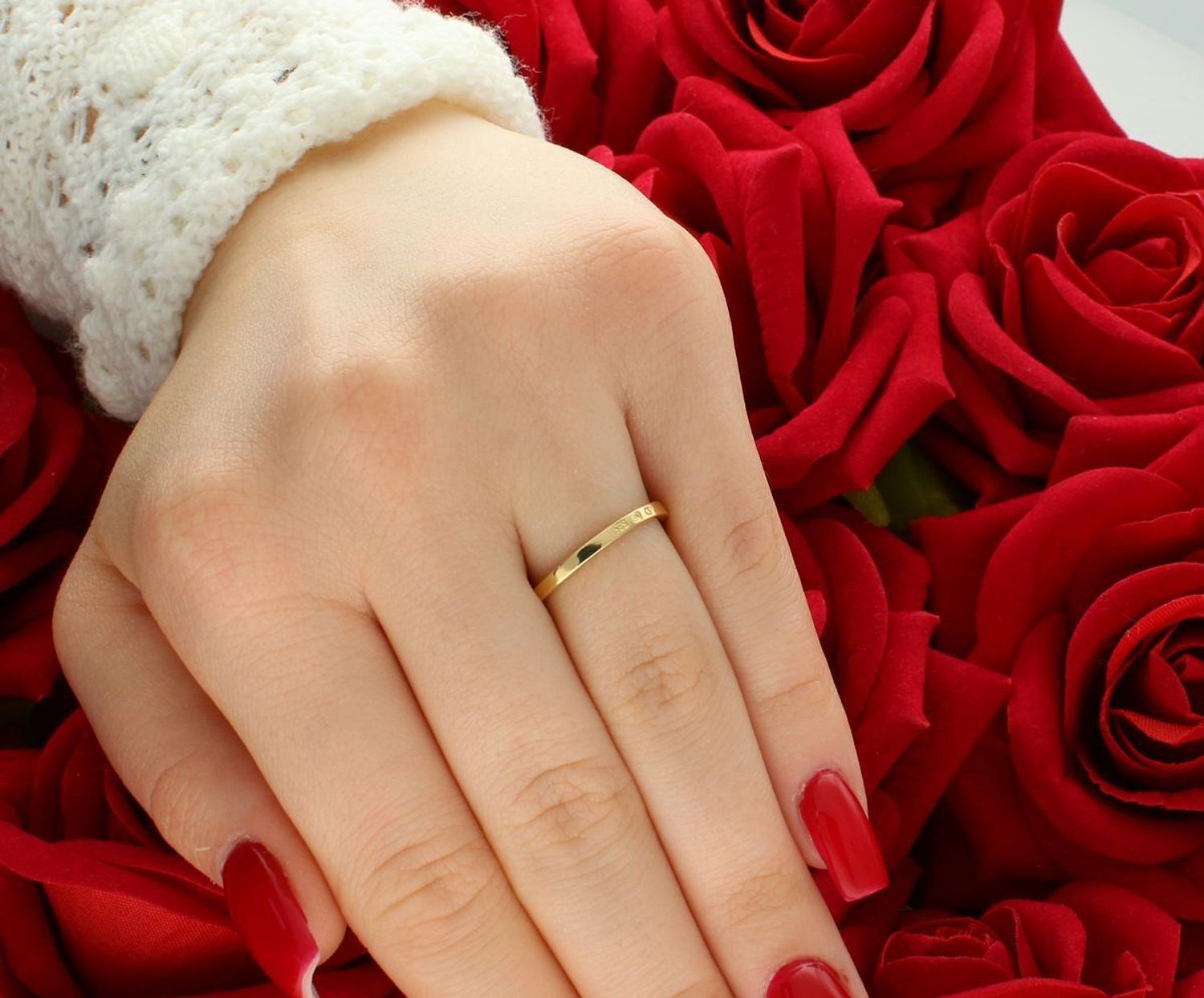 Złoty pierścionek damski próby 585 z cyrkonią, idealny na zaręczyny. Waga 1,81 g, szerokość elementu ozdobnego 5 mm, szerokość szyny 2 mm. Elegancka biżuteria na wyjątkowe chwile.1.jpg