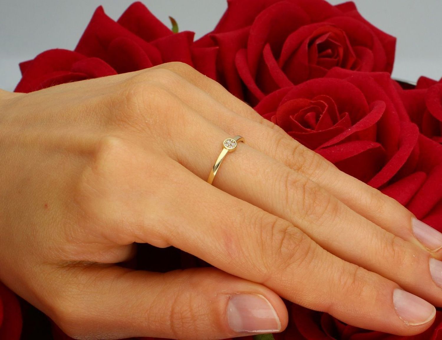 Złoty pierścionek damski próby 585 z okrągłym elementem ozdobnym wysadzanym cyrkoniami. Delikatna forma, waga 1,13 g, średnica ozdoby 3 mm. Model OPP000000-334 — subtelna elegancja na co dzień.1.jpg