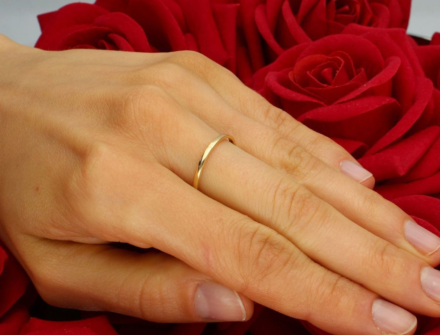 Złoty pierścionek damski próby 585 z okrągłym elementem ozdobnym wysadzanym cyrkoniami. Delikatna forma, waga 1,13 g, średnica ozdoby 3 mm. Model OPP000000-334 — subtelna elegancja na co dzień.1.jpg