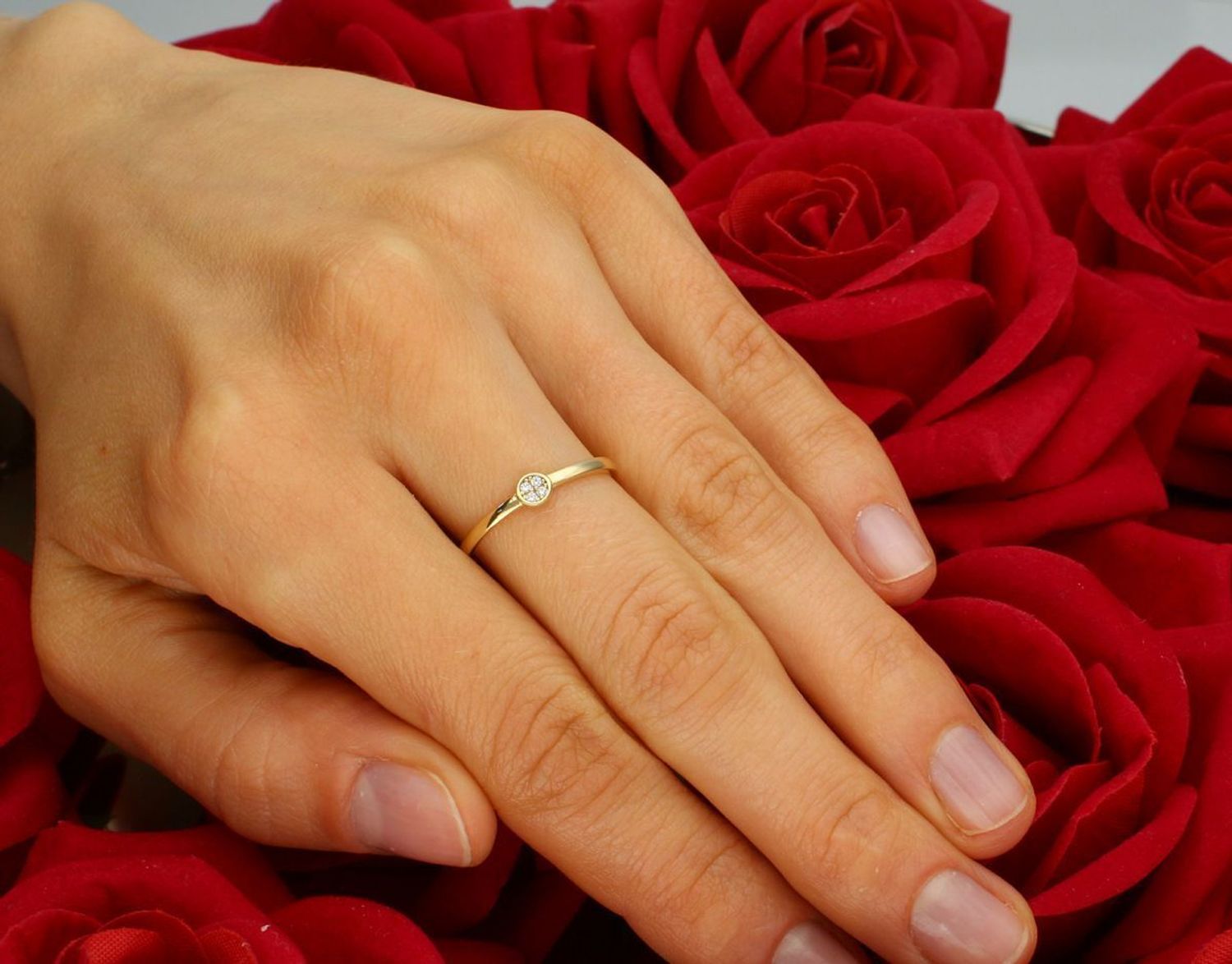 Złoty pierścionek damski próby 585 z okrągłym elementem ozdobnym wysadzanym cyrkoniami. Delikatna forma, waga 1,13 g, średnica ozdoby 3 mm. Model OPP000000-334 — subtelna elegancja na co dzień.1.jpg