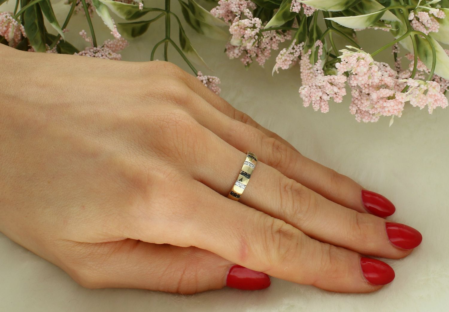 Pierścionek złoty cyrkonie próba 585, OPP000000-341  Pierścionek złoty ozdobiony białą cyrkonią. Pierścionek wykonany z zachowaniem dbałości o każdy szczegół i detal. Dodatek łączy w sobie symbolikę 1.jpg