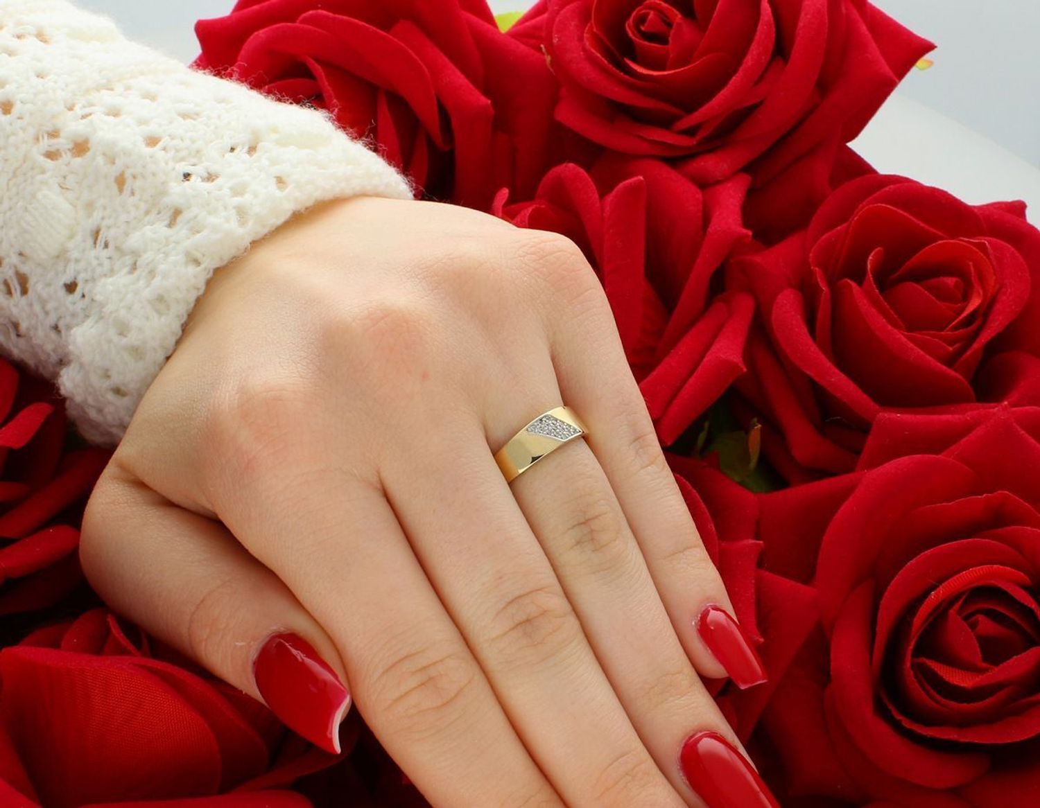 Złoty pierścionek damski w formie obrączki z cyrkonią, próba 585, rozmiar 13. Waga 2,29 g, szerokość góry 5 mm – klasyka i blask w jednym.1.jpg