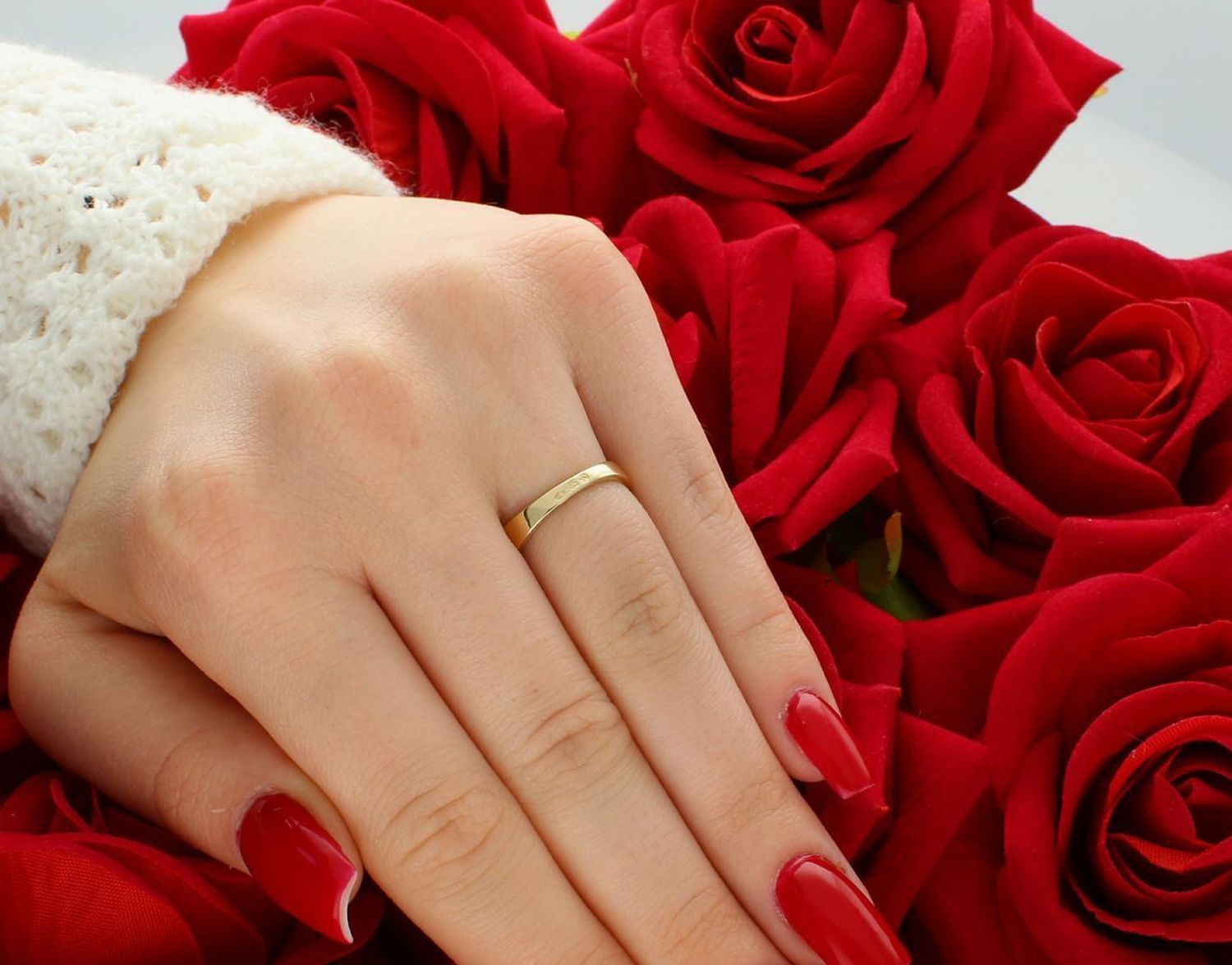 Złoty pierścionek damski w formie obrączki z cyrkonią, próba 585, rozmiar 13. Waga 2,29 g, szerokość góry 5 mm – klasyka i blask w jednym.1.jpg