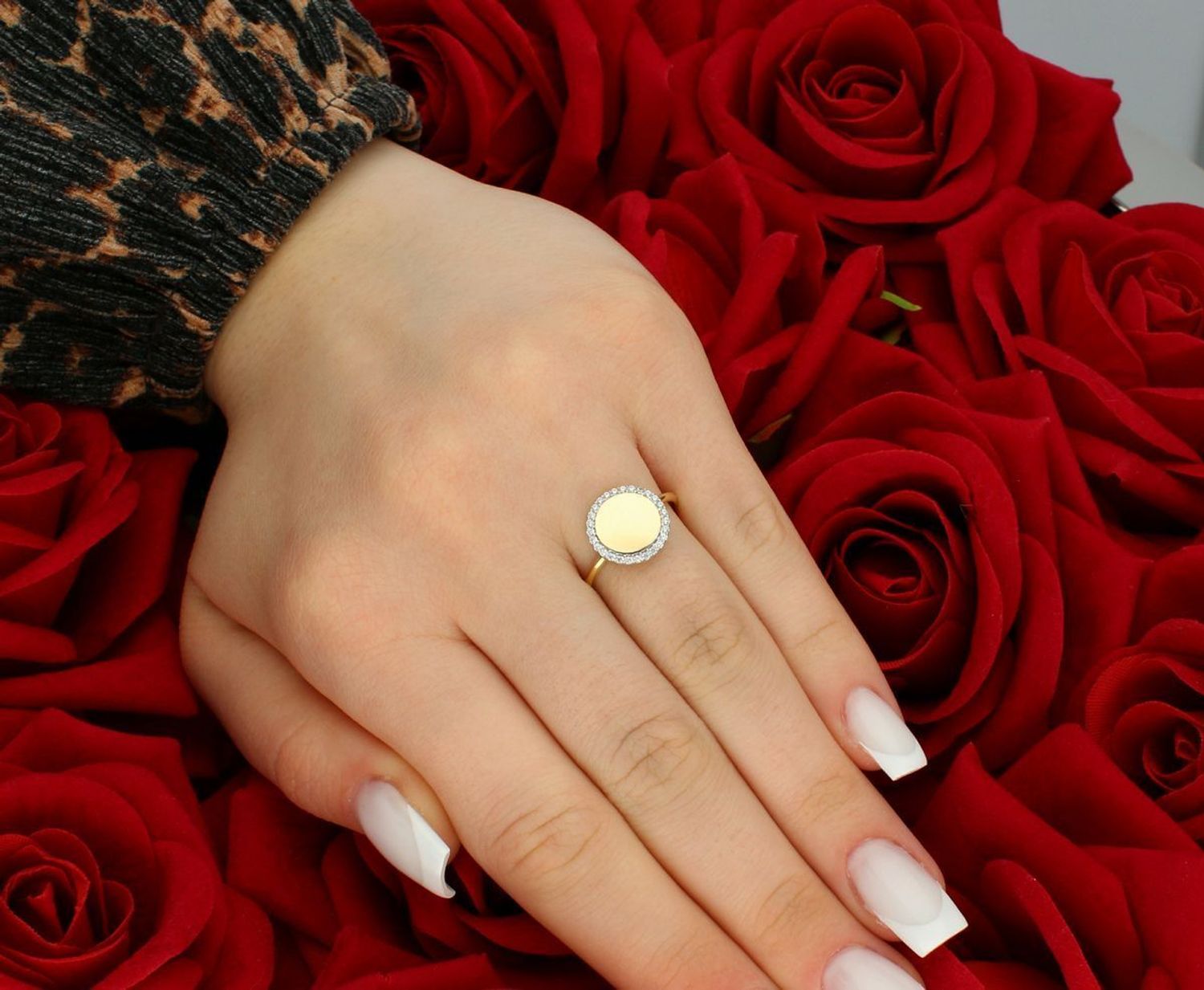 Złoty pierścionek kółko z cyrkoniami próba 585 rozmiar 14, OPP000000-343. Elegancki złoty pierścionek, który łączy prostotę z wyjątkowym blaskiem. Wykonany z wysokiej jakości złota 1.jpg