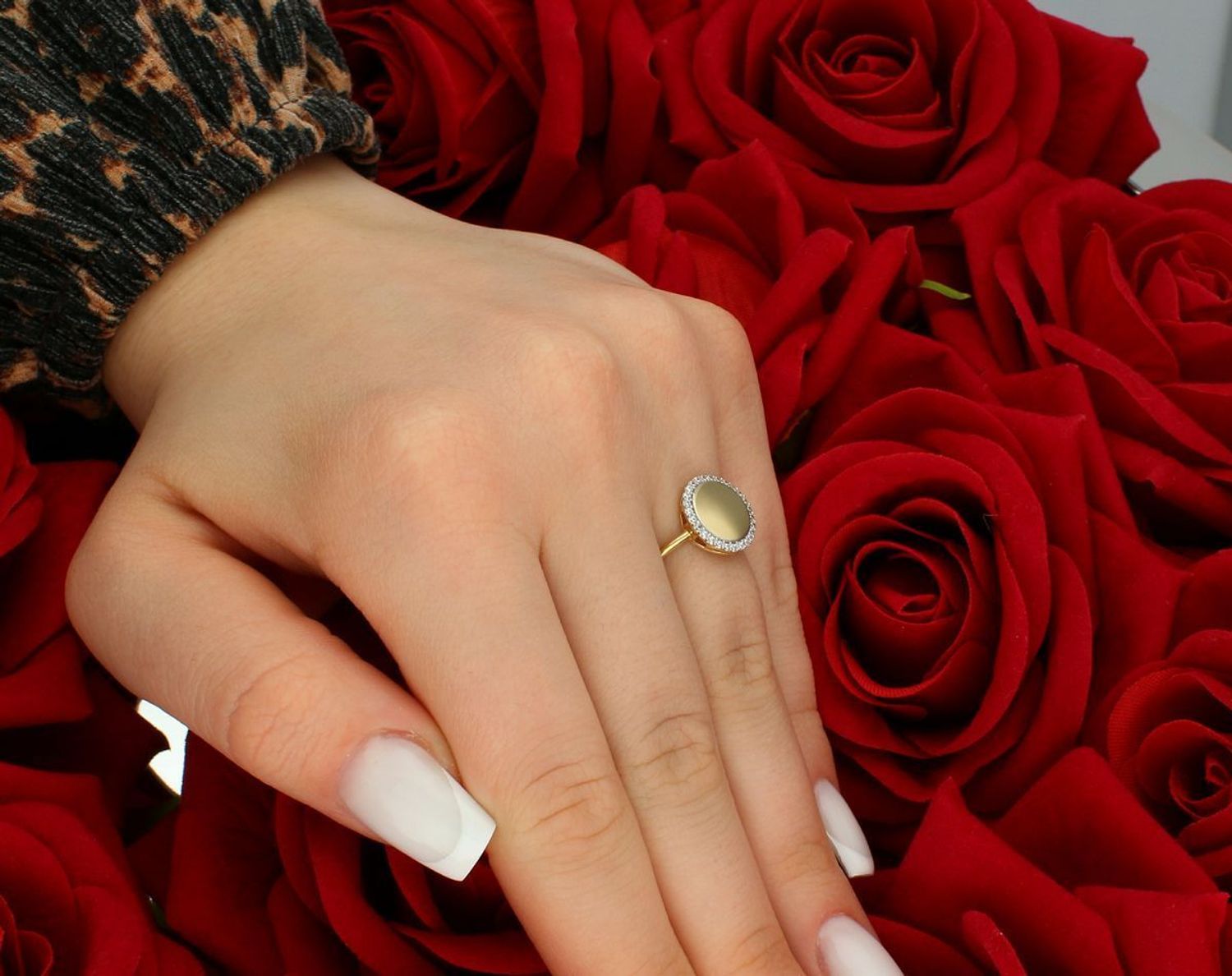 Złoty pierścionek kółko z cyrkoniami próba 585 rozmiar 14, OPP000000-343. Elegancki złoty pierścionek, który łączy prostotę z wyjątkowym blaskiem. Wykonany z wysokiej jakości złota 1.jpg