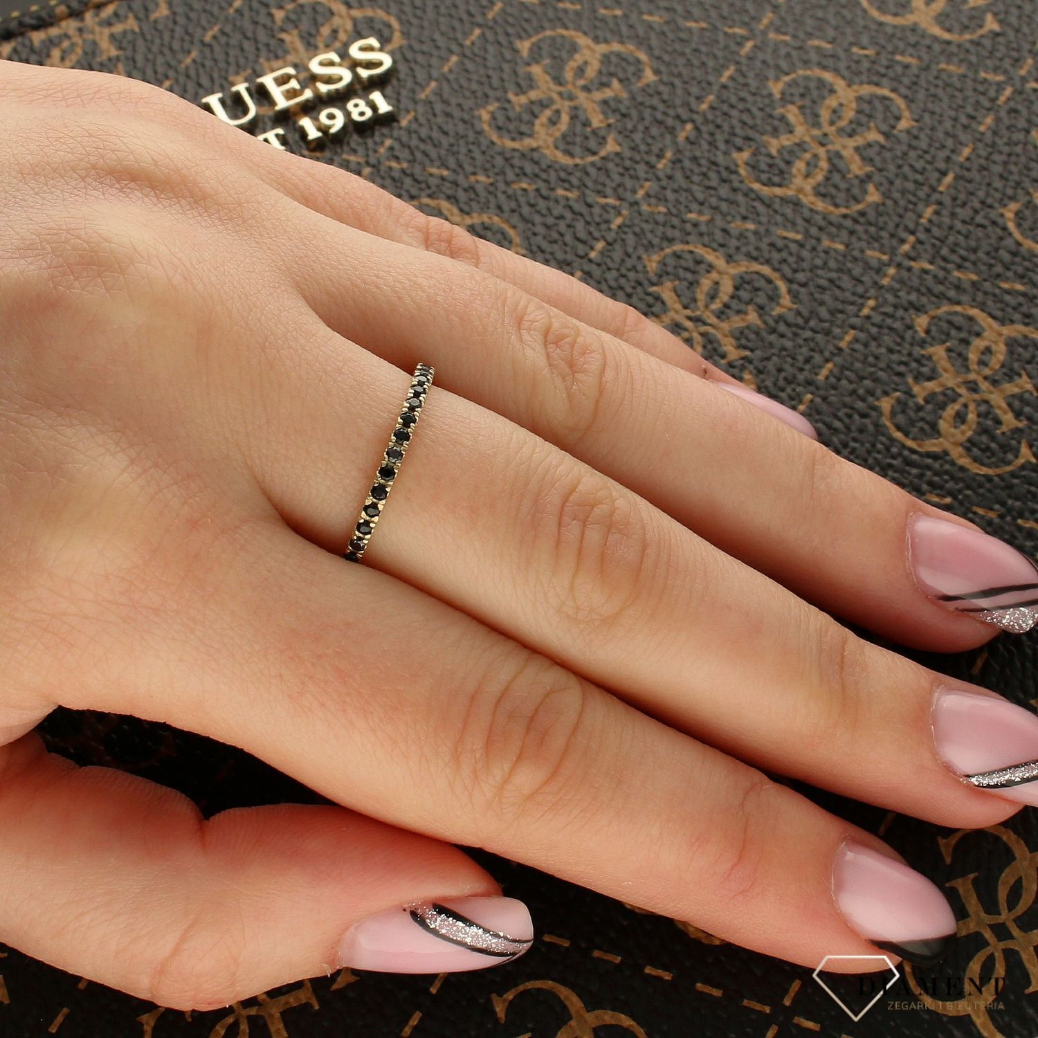 Złota cienka obrączka z czarnymi cyrkoniami OPP000000-393.jpg