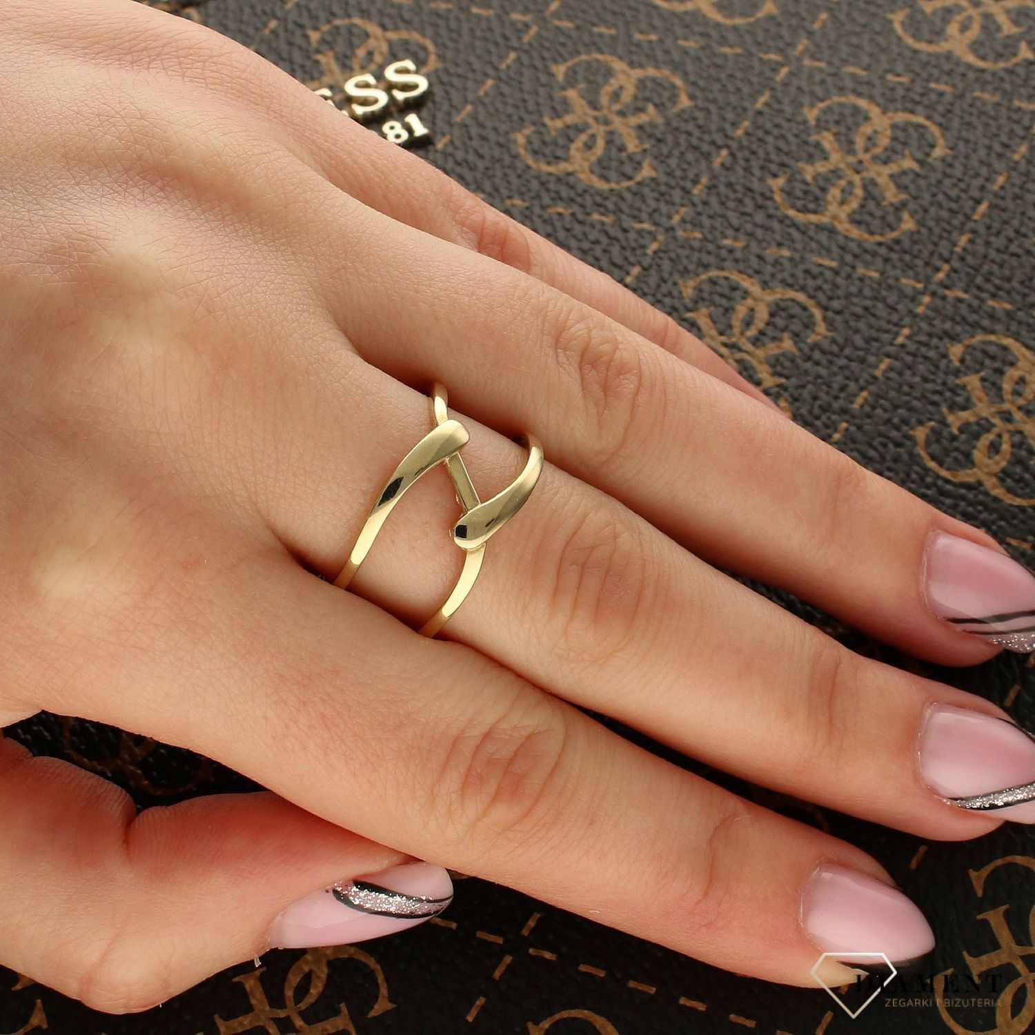 Złoty szeroki pierścionek damski rozmiar 19 OPP000000-410 . Złoty pierścionek o nietypowej budowie. Przepiękny pierścionek składający się z dwóch okręgów połączonych na skos.1.jpg