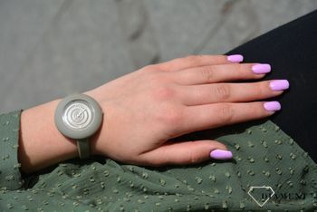 Zegarek damski w kolorze nude. Stylowy zegarek pasujący idealnie do letnich stylizacji. Zegarek posiada solidny silikonowy pasek pasujący do reszty zegarka. zegarki damskie (2).JPG
