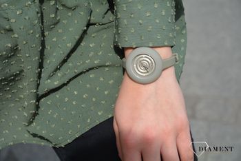 Zegarek damski w kolorze nude. Stylowy zegarek pasujący idealnie do letnich stylizacji. Zegarek posiada solidny silikonowy pasek pasujący do reszty zegarka. zegarki damskie (3).JPG