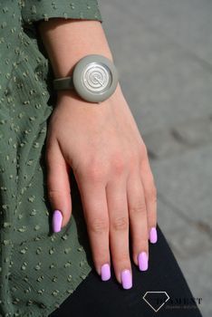 Zegarek damski w kolorze nude. Stylowy zegarek pasujący idealnie do letnich stylizacji. Zegarek posiada solidny silikonowy pasek x.JPG