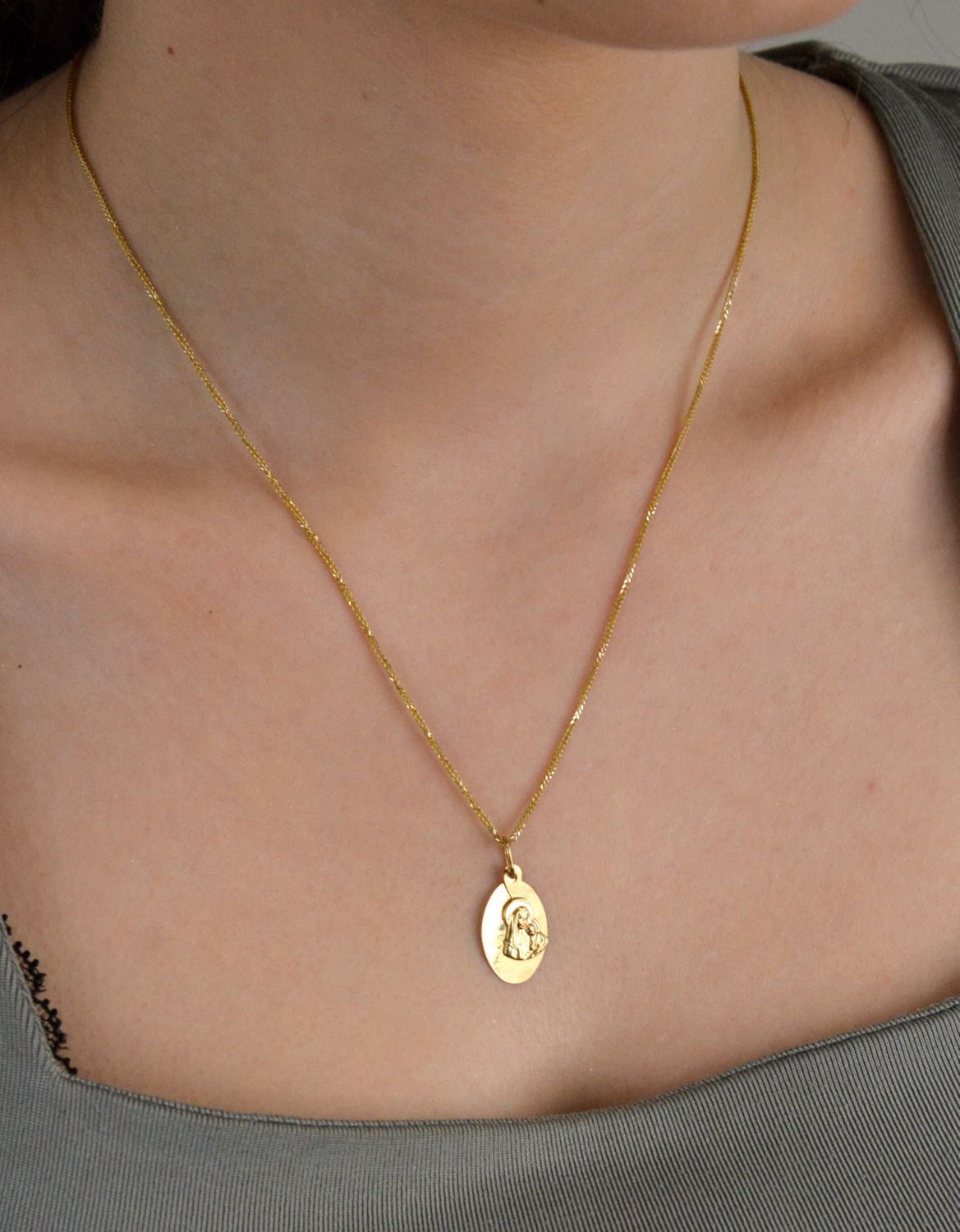 Zawieszka medalik wizerunek Matki Boskiej z Dzieciątkiem Jezus OPZ000000-229  Złoty wisiorek medalik, wykonany z żółtego złota. Biżuteria sakralna. Wisiorek 1.jpg