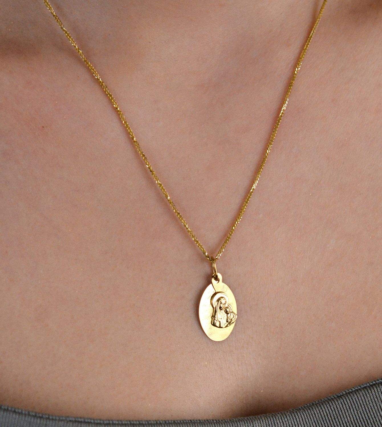 Zawieszka medalik wizerunek Matki Boskiej z Dzieciątkiem Jezus OPZ000000-229  Złoty wisiorek medalik, wykonany z żółtego złota. Biżuteria sakralna. Wisiorek 1.jpg