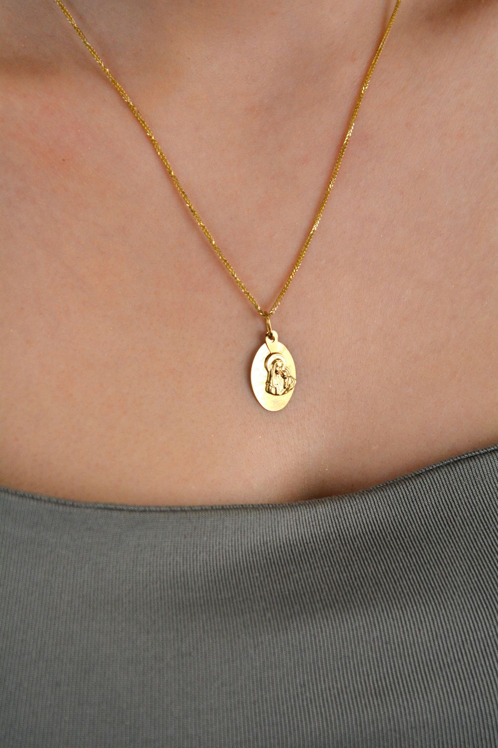 Zawieszka medalik wizerunek Matki Boskiej z Dzieciątkiem Jezus OPZ000000-229  Złoty wisiorek medalik, wykonany z żółtego złota. Biżuteria sakralna. Wisiorek 1.jpg