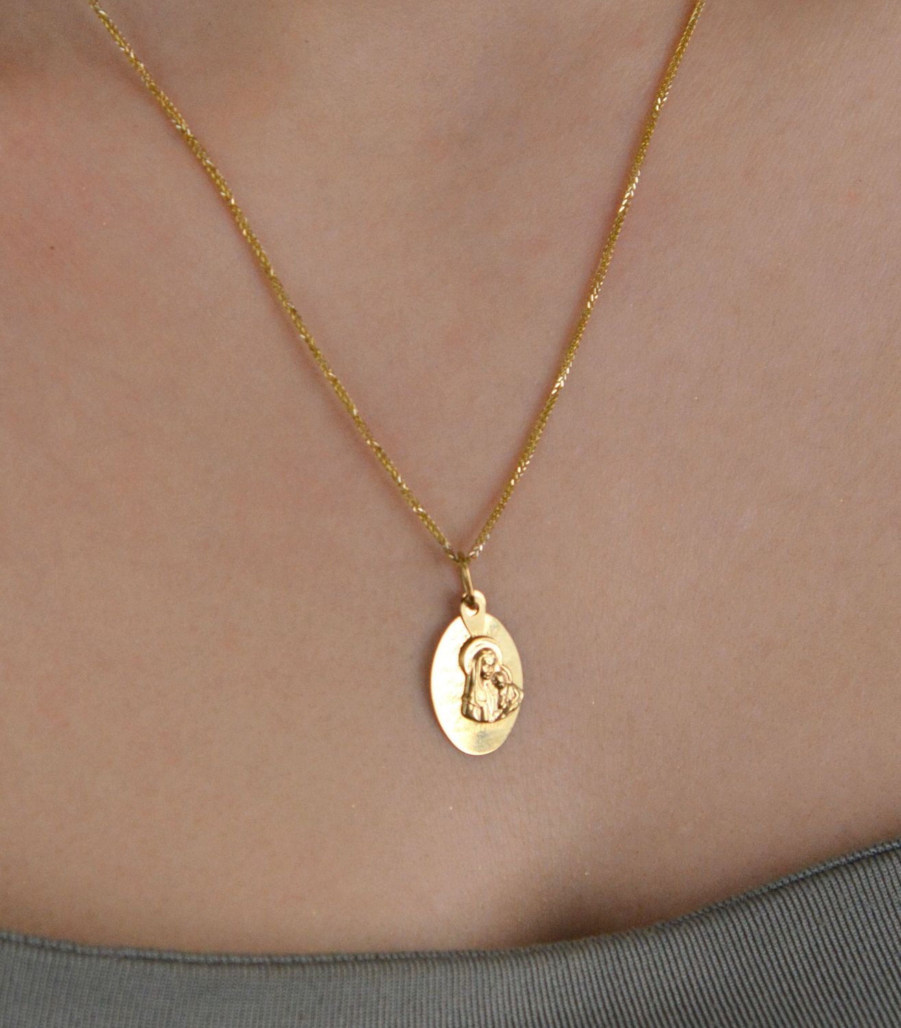 Zawieszka medalik wizerunek Matki Boskiej z Dzieciątkiem Jezus OPZ000000-229  Złoty wisiorek medalik, wykonany z żółtego złota. Biżuteria sakralna. Wisiorek 1.jpg