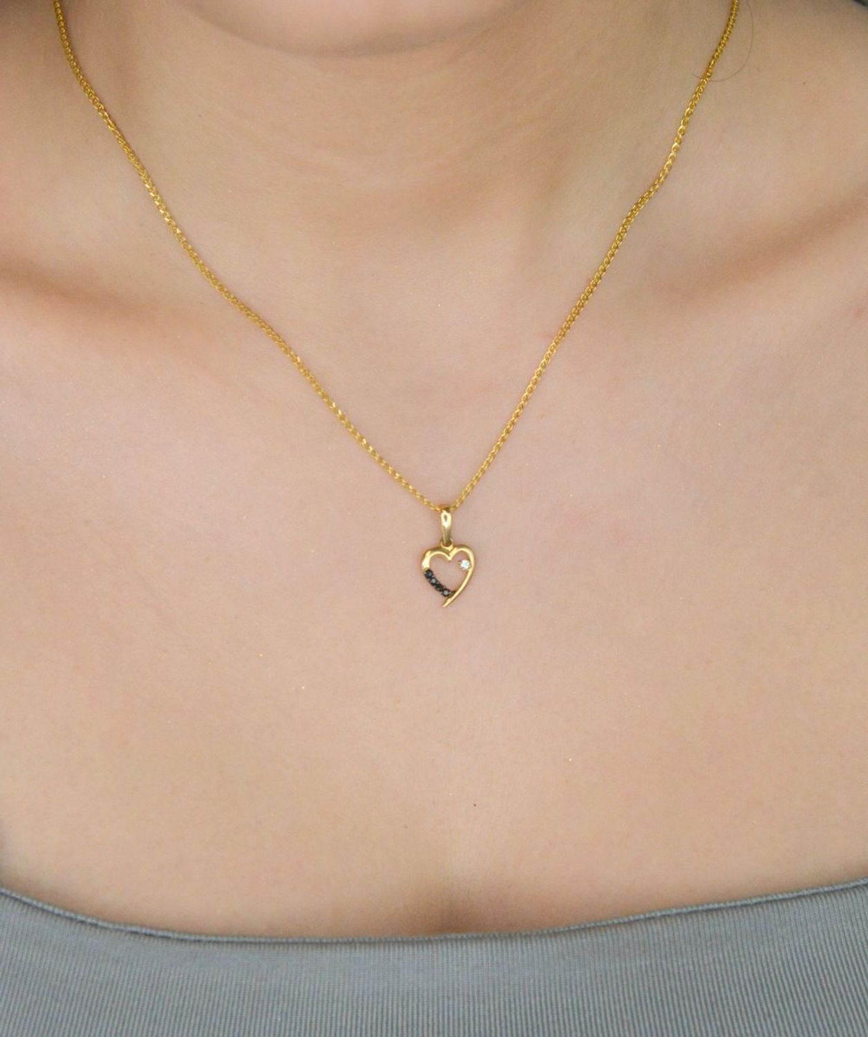 Złota zawieszka serce z czarną cyrkonią pr 585, OPZ000000-326 Zawieszka w kształcie serca, wykonana z wysokiej jakości złota próby 585, to elegancka i subtelna biżuteria, 1.jpg