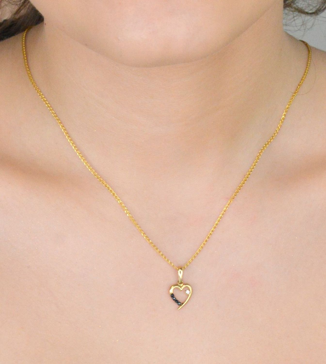 Złota zawieszka serce z czarną cyrkonią pr 585, OPZ000000-326 Zawieszka w kształcie serca, wykonana z wysokiej jakości złota próby 585, to elegancka i subtelna biżuteria, 1.jpg