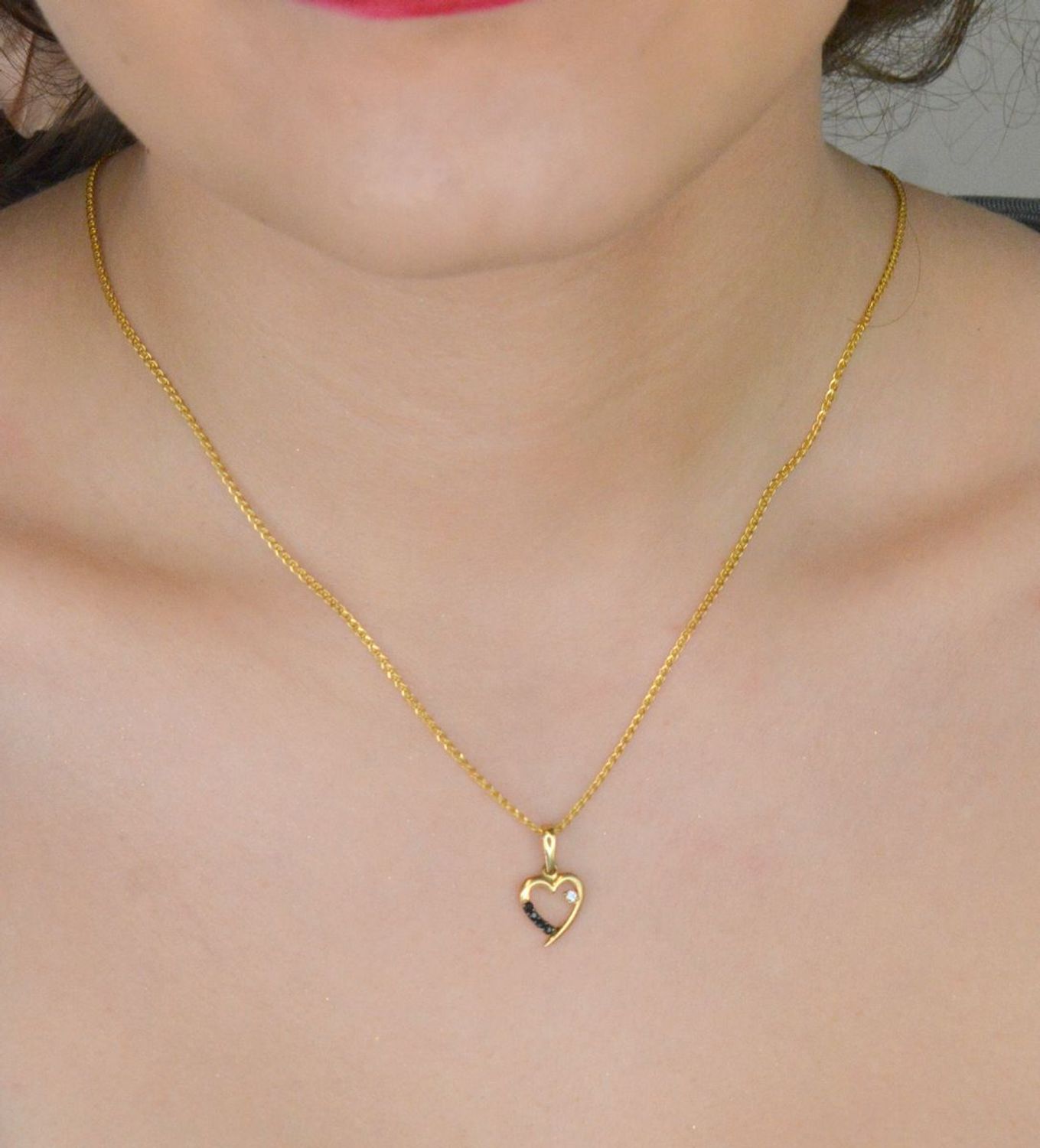 Złota zawieszka serce z czarną cyrkonią pr 585, OPZ000000-326 Zawieszka w kształcie serca, wykonana z wysokiej jakości złota próby 585, to elegancka i subtelna biżuteria, 1.jpg