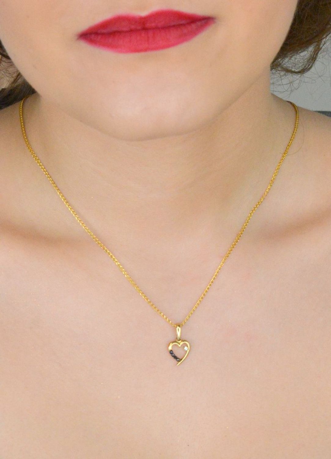 Złota zawieszka serce z czarną cyrkonią pr 585, OPZ000000-326 Zawieszka w kształcie serca, wykonana z wysokiej jakości złota próby 585, to elegancka i subtelna biżuteria, 1.jpg