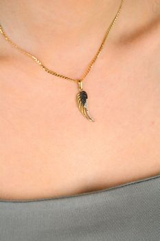 Złota zawieszka skrzydło z czarną i białą cyrkonią próba 333, OPZ000000-381. Symbol wolności, elegancji i blasku! 🕊️ Ta złota zawieszka w kształcie skrzydła jest ozdobiona kontrastującymi cyrkoniami – czarną i białą, c (3).JPG