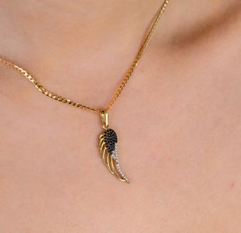 Złota zawieszka skrzydło z czarną i białą cyrkonią próba 333, OPZ000000-381. Symbol wolności, elegancji i blasku! 🕊️ Ta złota zawieszka w kształcie skrzydła jest ozdobiona kontrastującymi cyrkoniami – czarną i białą, c.JPG
