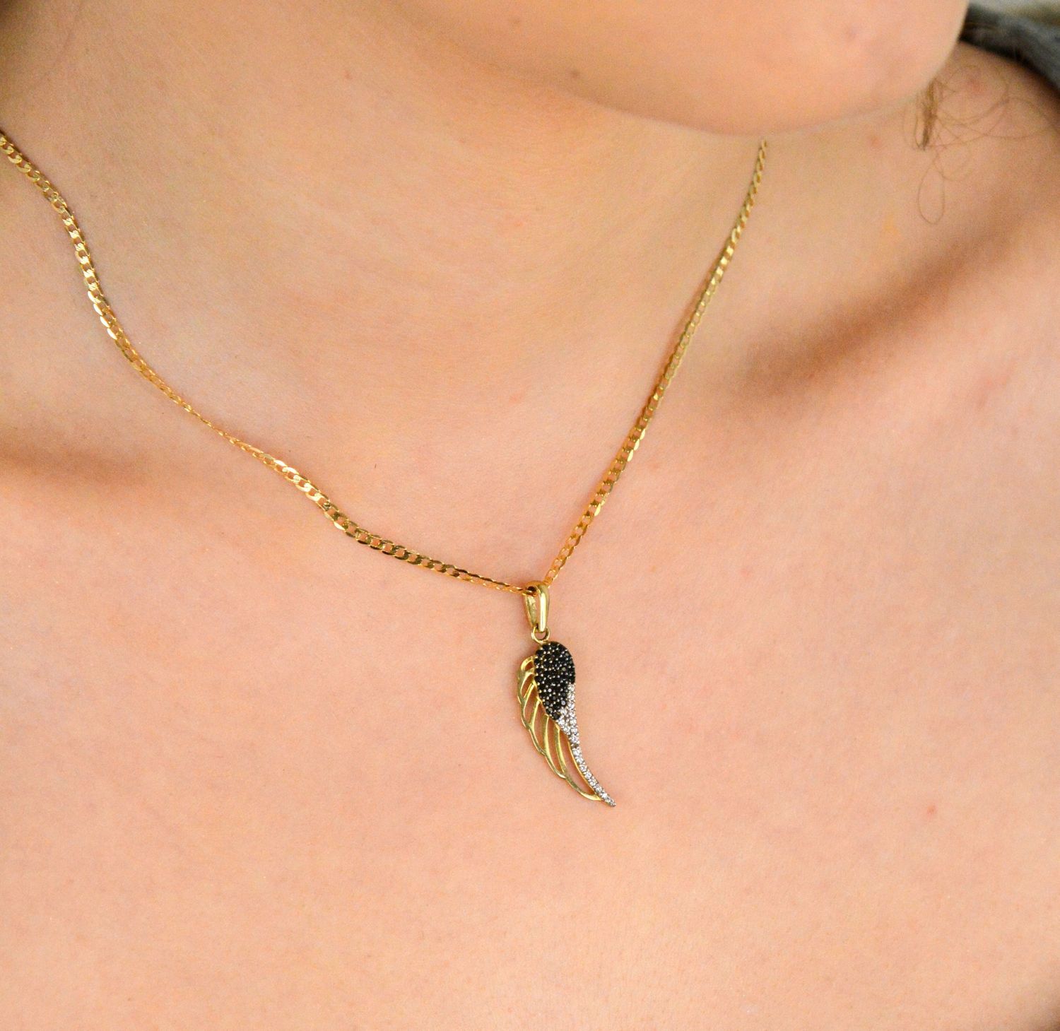 Złota zawieszka skrzydło z czarną i białą cyrkonią próba 333, OPZ000000-381. Symbol wolności, elegancji i blasku! 🕊️ Ta złota zawieszka w kształcie skrzydła jest ozdobiona kontrastującymi1.jpg