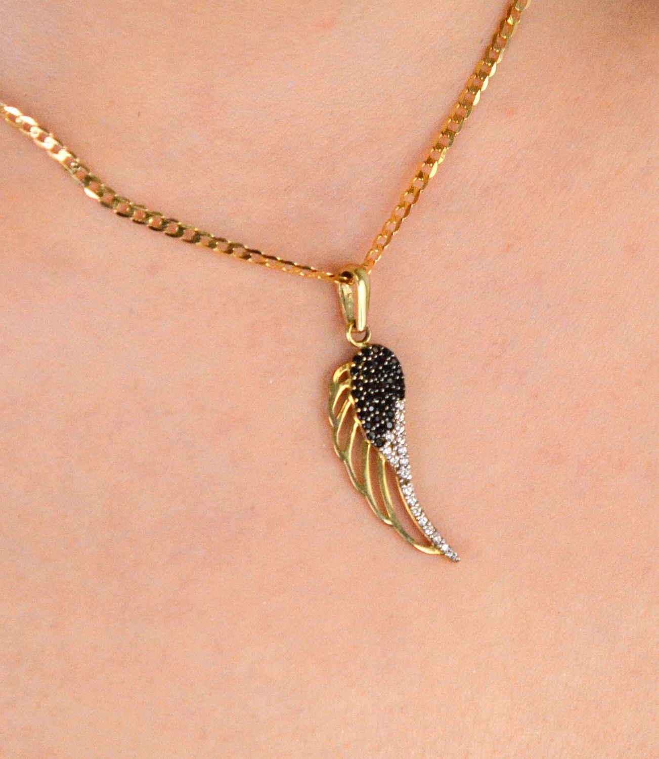 Złota zawieszka skrzydło z czarną i białą cyrkonią próba 333, OPZ000000-381. Symbol wolności, elegancji i blasku! 🕊️ Ta złota zawieszka w kształcie skrzydła jest ozdobiona kontrastującymi1.jpg